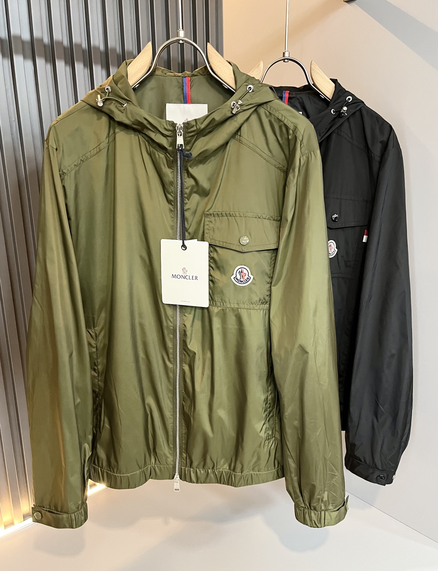 NO:131559,Monc*ler Monk's mouth classic jacket, urban fashion casual style!  The fabric is super soft, cool and popular jacket. It is fashionable and urban versatile, breathable and fashionable and beautiful. The special fabrics are all polyester fiber fabrics imported from the UK. They are lightly shiny, unique texture, soft and smooth, and excellent details. They are not a product that ordinary fabrics can compare with. Logo badge design!  Very charming design, inner seam edging technology, customized original logo auxiliary material design!  The details are very in-depth. They give outdoor users full experience and perfect protection, allowing us to get closer to the challenges of nature. The minimalist seasonal design elements, the perfect slim fit style, highly recommended!  Size M-4XL, Jackets & coats, Jackets & coats, Alexander wang19860909Monc*ler蒙*口早春经典夹克外套,都市时尚休闲款！面料超软面料帅酷爆款夹克外套.时尚都市百搭款款,上身透气而且时尚靓丽,特供面料都是英国进口的聚酯纤维纤维面料,淡淡光泽,质感独特,手感柔嫩顺滑,细节出色 不是一般面料所能对比的产品.logo徽章设计！非常极具魅力的设计,内缝包边工艺,定制原版logo辅料设计！细节非常到位.给户外使用者充分的体验和完善的保护,让我们更接近大自然的挑战,极简当季的设计元素,完美修身版型,强烈推荐！尺码M-4XL,,jackets & coats,jackets & coats,alexander wang,Men's clothing