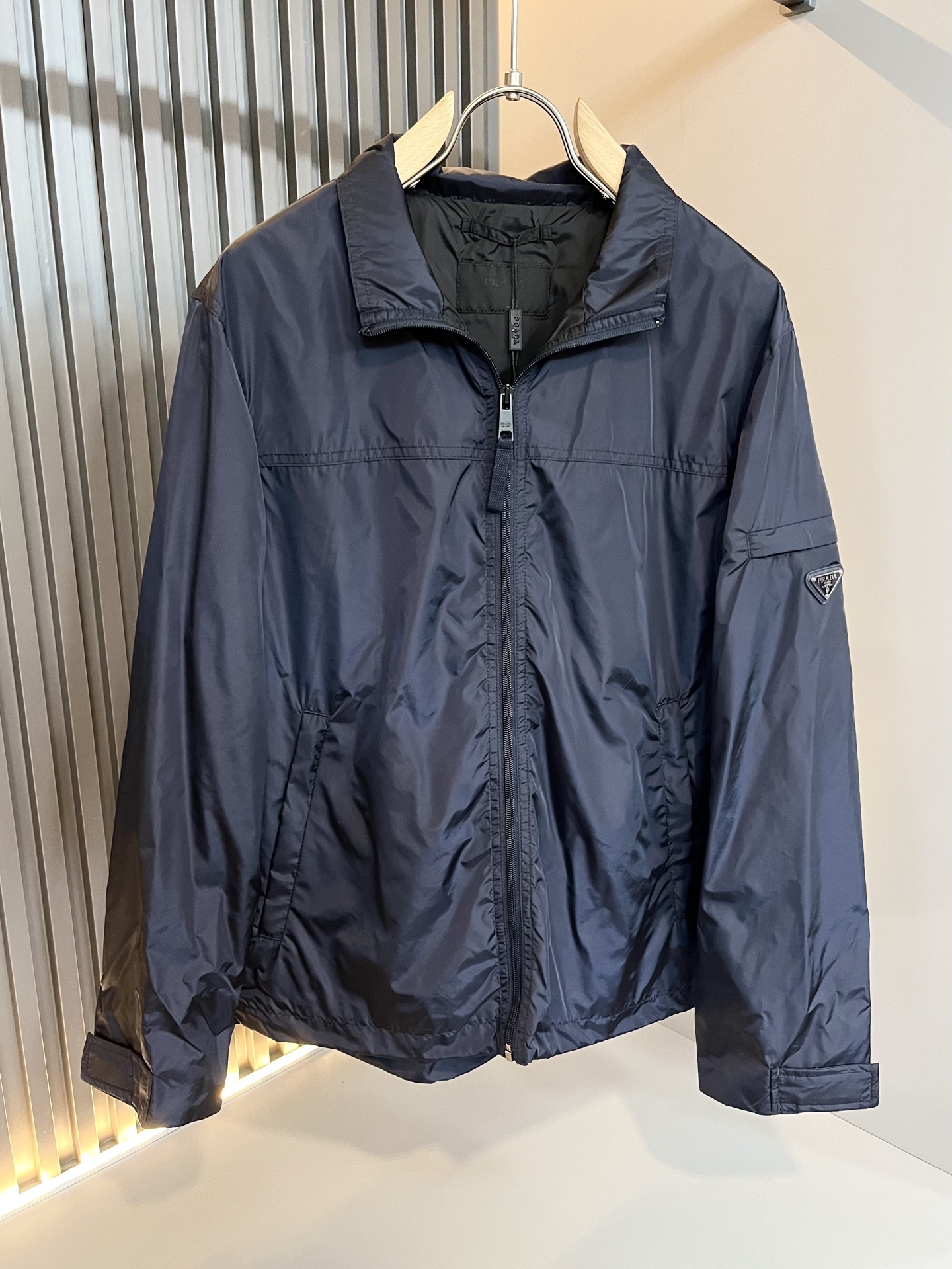 NO:134240,PRAD*A 2025 spring and summer casual jacket, the latest fashionable jacket! Trading company channels are rare and it is released on the official website. The most anticipated high-quality products that men's gods are coming, making you feel what it means to be truly high and luxurious and has a connotation! This jacket is made of P-family customized technology fabrics. The surface is neat and smooth and shiny. The texture is obvious through the screen. The upper body is comfortable, light and not stuffy. Exquisite hardware and auxiliary materials Logo accessories!  Hardware logo pattern design!  Perfectly enhance the overall sense of luxury and class, and you can get a high-end luxury atmosphere at a glance! Basic regular jacket style cut, versatile and simple upper body, not picky, easy to deal with various occasions and environments, is undoubtedly a must-have item for daily commuting! Size M-3XL, prada, jackets & coats, jackets & coats, alexander wang19860909PRAD*A普*达 2025春夏休闲夹克外套,最新时尚夹克外套!贸易公司渠道稀出,同步官网发售,男神最为期待的精品狠货重磅来袭,让你感受到什么叫真正的高奢有内涵!此款夹克外套选用了P家专业定制的科技面料制成,表面整洁光滑且富有光泽,质感透过屏幕都显而易 见,上身舒适轻盈不闷热, 精致五金辅料Logo配饰！五金logo图案设计！完美提升了整体的奢华档次感,一眼就能Get到的高端奢华气息!基础常规的夹克版型裁剪,上身百搭简约不挑人,轻松应对各种场合与环境,属于日常通勤必备的臻品无疑!尺码M-3XL,,prada,jackets & coats,jackets & coats,alexander wang,Men's clothing