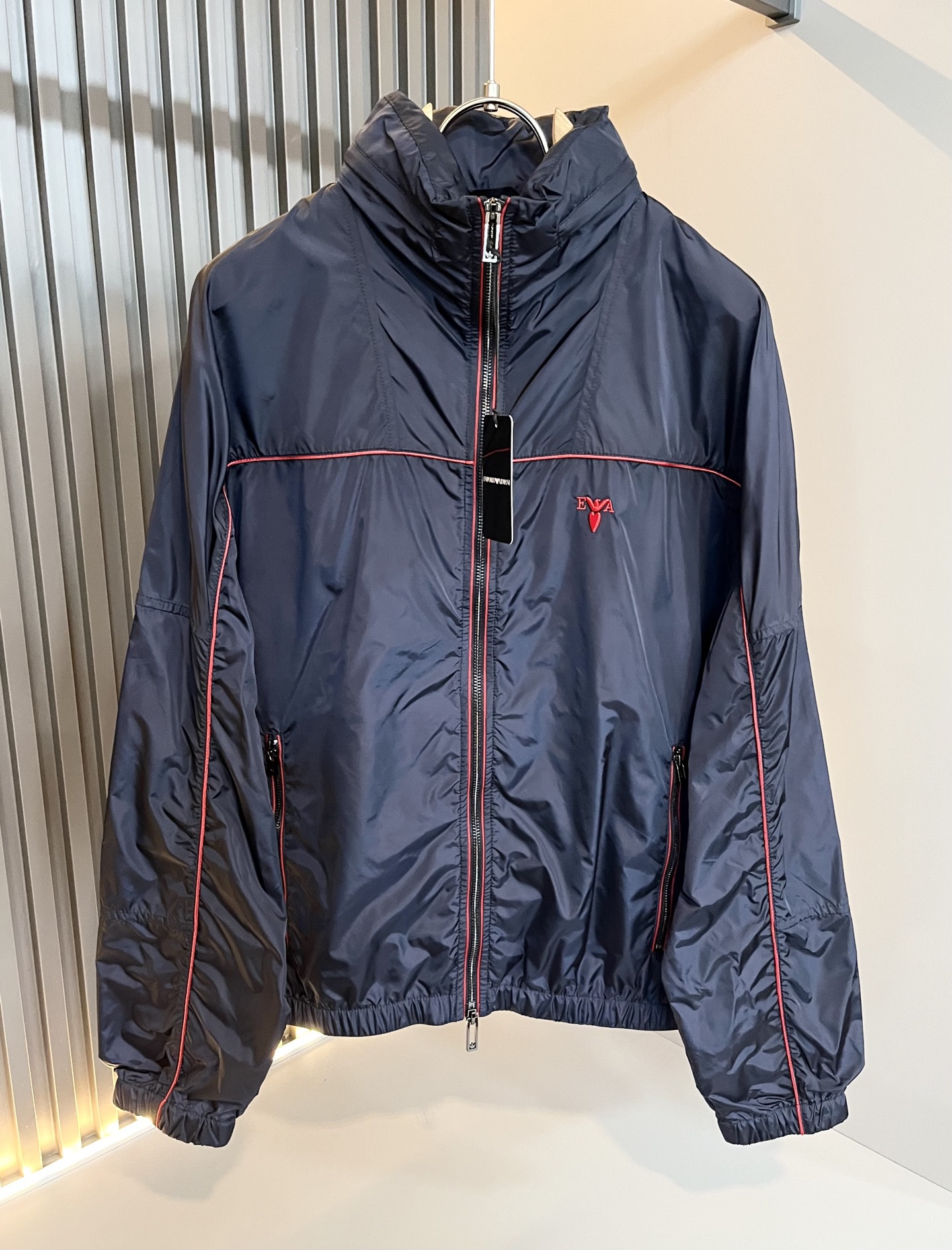 NO:136062,Arman Ahni 2025 early spring new casual jacket jacket, the latest fashionable casual zipper jacket, fashionable hooded jacket jacket! Trading company channels are rare, and it is released on the official website. The most anticipated high-quality products of the male god and goddess are coming, making you feel what it means to be truly high and luxurious! This jacket is made of professionally customized light and thin technological fabrics. The surface is neat and smooth and shiny. The texture is obvious through the screen. The upper body is comfortable, light and not stuffy. The windproof gives you the most enjoyable wearing experience!  Exquisite Logo pattern embroidery design!  Perfectly enhance the overall sense of luxury and class, and you can get a high-end luxury atmosphere at a glance! The basic conventional hooded jacket style cut is versatile and simple, and it is easy to deal with various occasions and environments. It is undoubtedly a must-have item for daily commuting! Size M~3XL, armani, jackets & coats, jackets & coats, hats, alexander wang19860909Arman阿*尼 2025早春新款休闲夹克外套,最新时尚休闲拉链夹克,时尚连帽夹克外套!贸易公司渠道稀出,同步官网发售,男神女神最为期待的精品狠货重磅来袭,让你感受到什么叫真正的高奢有内涵!此款夹克外套选用专业定制的轻薄科技面料制成,表面整洁光滑且富有光泽,质感透过屏幕都显而易 见,上身舒适轻盈不闷热, 防风给你最为享受的穿着体验！精致Logo图案刺绣设计！完美提升了整体的奢华档次感,一眼就能Get到的高端奢华气息!基础常规的连帽夹克版型裁剪,上身百搭简约不挑人,轻松应对各种场合与环境,属于日常通勤必备的臻品无疑!尺码M～3XL,,armani,jackets & coats,jackets & coats,hats,alexander wang,Men's clothing