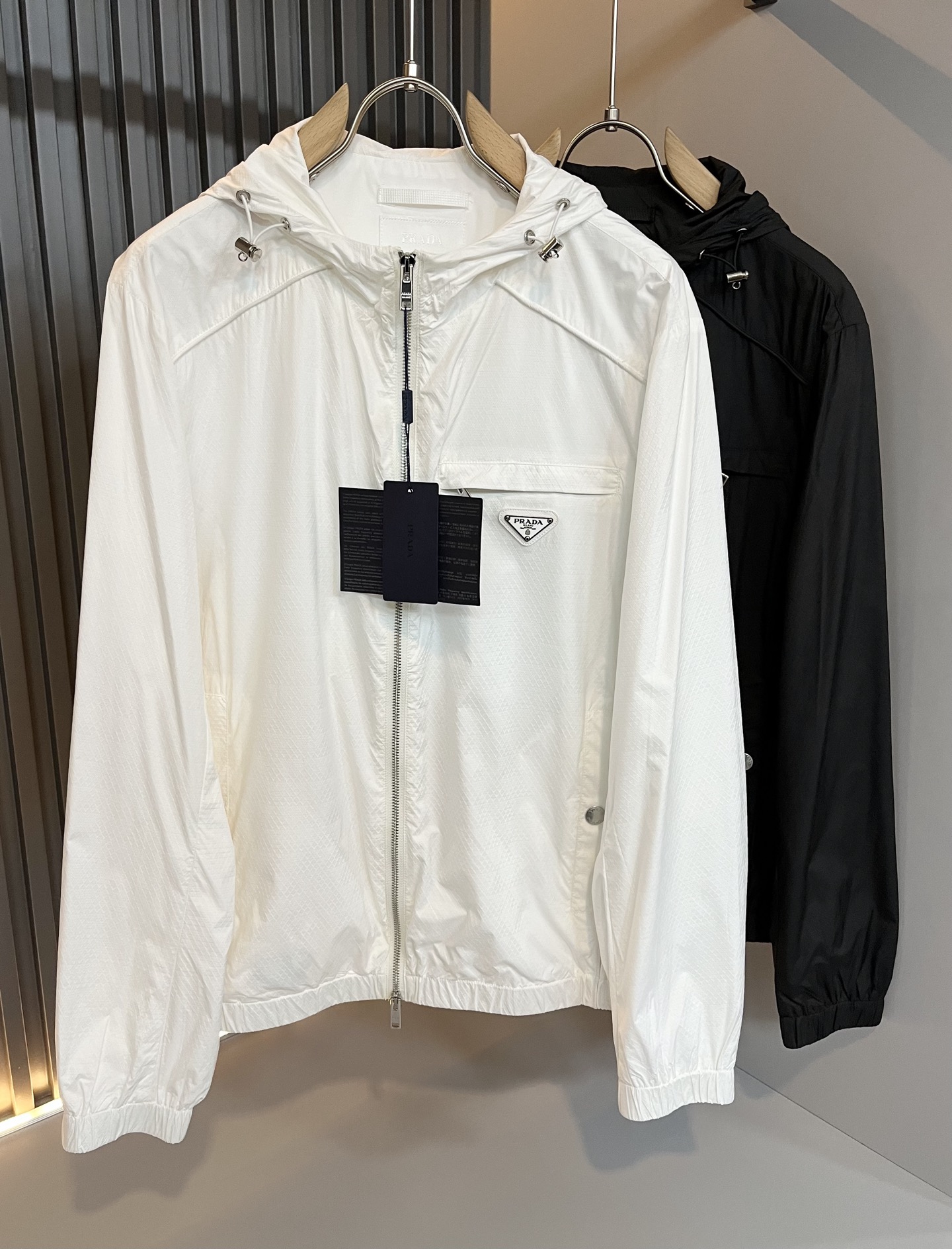 NO:131561,PRAD*A PUDa Spring and Summer casual jacket, the latest fashionable jacket! Trading company channels are rare and it is released on the official website. The most anticipated high-quality products that men's gods are coming, making you feel what it means to be truly high and luxurious and has a connotation! This jacket is made of P-friendly and customized technology fabrics. The surface is neat and smooth and shiny. The texture is obvious through the screen. The upper body is comfortable, light and not stuffy. Exquisite hardware and auxiliary materials Logo accessories!  Hardware logo pattern design!  Perfectly enhance the overall sense of luxury and class, and you can get a high-end luxury atmosphere at a glance! Basic regular jacket style cut, versatile and simple upper body, not picky, easy to deal with various occasions and environments, is undoubtedly a must-have item for daily commuting! Size M-3XL, prada, jackets & coats, jackets & coats, alexander wang19860909PRAD*A普*达 春夏休闲夹克外套,最新时尚夹克外套!贸易公司渠道稀出,同步官网发售,男神最为期待的精品狠货重磅来袭,让你感受到什么叫真正的高奢有内涵!此款夹克外套选用了P家专业定制的科技面料制成,表面整洁光滑且富有光泽,质感透过屏幕都显而易 见,上身舒适轻盈不闷热, 精致五金辅料Logo配饰！五金logo图案设计！完美提升了整体的奢华档次感,一眼就能Get到的高端奢华气息!基础常规的夹克版型裁剪,上身百搭简约不挑人,轻松应对各种场合与环境,属于日常通勤必备的臻品无疑!尺码M-3XL,,prada,jackets & coats,jackets & coats,alexander wang,Men's clothing