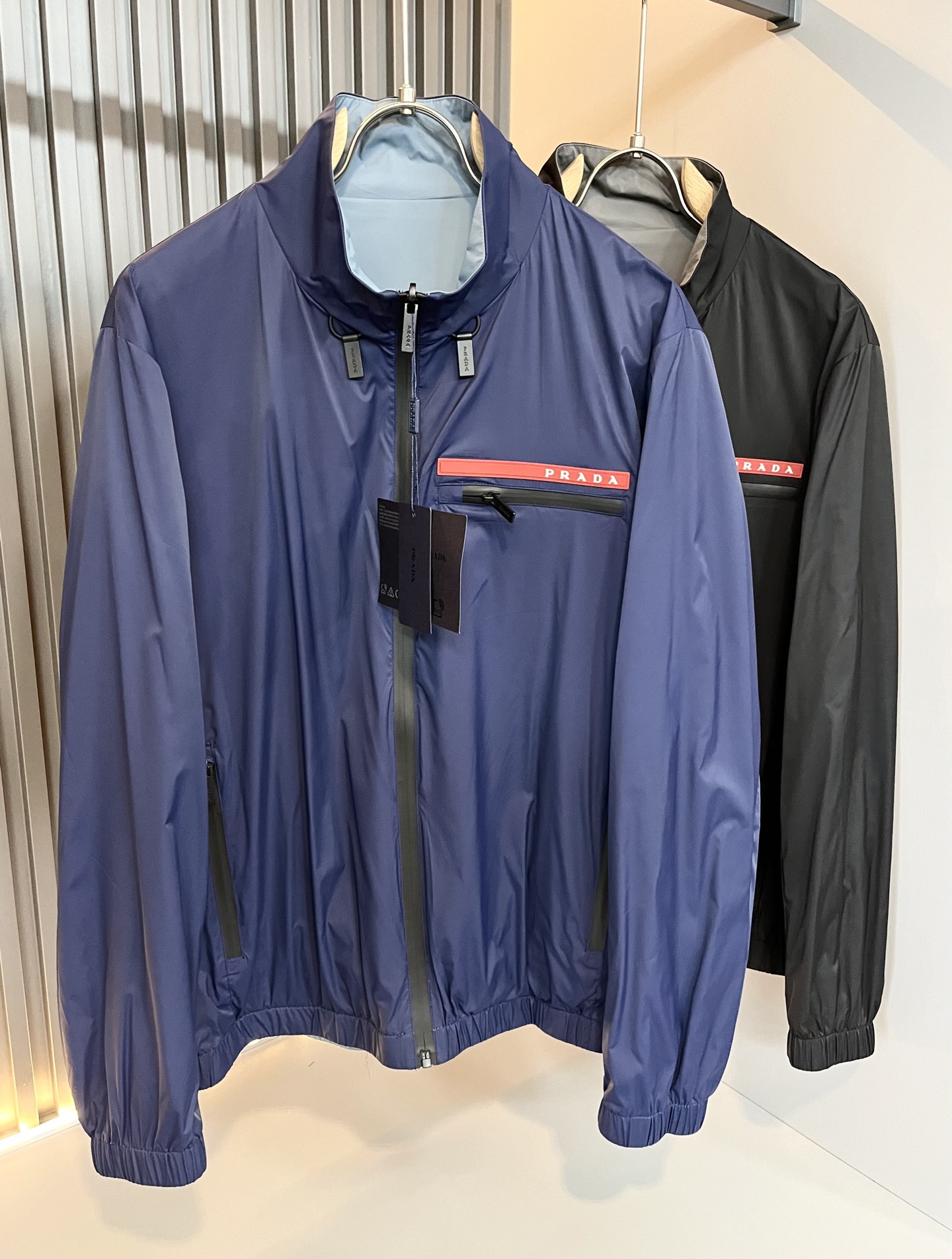 NO:131565,PRAD*A PRO*Da Double-sided Jacket!  Spring and summer casual jackets, the latest fashionable jackets! Trading company channels are rare and are released on the official website. The most anticipated high-quality products that men's gods are coming, making you feel what real luxury is and connotation! This jacket is made of P-friendly and customized technology fabrics. The surface is neat and smooth and shiny. The texture is obvious through the screen. The upper body is comfortable, light and not stuffy. Exquisite hardware and auxiliary materials Logo accessories!  Hardware logo pattern design!  Perfectly enhance the overall sense of luxury and class, and you can get a high-end luxury atmosphere at a glance! Basic regular jacket style cut, versatile and simple upper body, not picky, easy to deal with various occasions and environments, is undoubtedly a must-have item for daily commuting! Size M-3XL, prada, jackets & coats, jackets & coats, alexander wang19860909PRAD*A普*达双面夹克！春夏休闲夹克外套,最新时尚夹克外套!贸易公司渠道稀出,同步官网发售,男神最为期待的精品狠货重磅来袭,让你感受到什么叫真正的高奢有内涵!此款夹克外套选用了P家专业定制的科技面料制成,表面整洁光滑且富有光泽,质感透过屏幕都显而易 见,上身舒适轻盈不闷热, 精致五金辅料Logo配饰！五金logo图案设计！完美提升了整体的奢华档次感,一眼就能Get到的高端奢华气息!基础常规的夹克版型裁剪,上身百搭简约不挑人,轻松应对各种场合与环境,属于日常通勤必备的臻品无疑!尺码M-3XL,,prada,jackets & coats,jackets & coats,alexander wang,Men's clothing