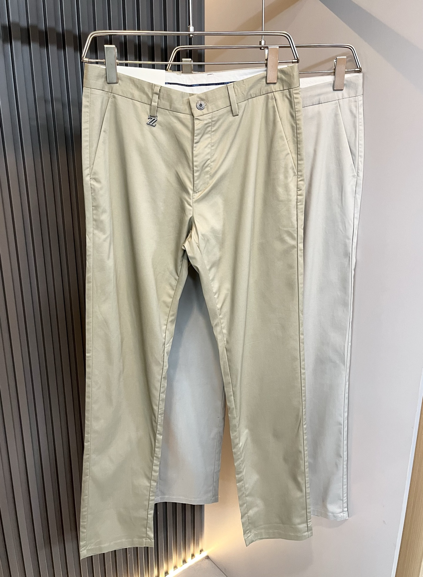 NO:131543,Ermenegildo Zeg*aJia New spring and summer men's casual trousers, the finale of the channel goods have appeared!  !  Sold simultaneously at the counter!  It is no exaggeration to say that this trouser is made from the original OEM channel, not a bragging original OEM, but is a product from the domestic ready-to-wear OEM factory officially authorized by Jenia!  Therefore, the ratio of quantity and size is extremely short, so you can earn it if you grab it!  The best pants in spring and summer are officially unveiled!  !  !  !  !  !  Zegna's things have always been one of the only essential outfits for successful business people!  Not everyone can easily surpass the brand's high-end style and its own strong aura. No matter which season the style is, it is a standard temperament!  However, the fabric style is between business and casual and daily wear, and customizes original hardware logo accessories!  Only Jenya, who can design a pair of trousers so well-suited to the public, is the only one who focuses on men's clothing, business and casualness!  Whether you wear this style in a casual occasion or in a business occasion, you must wear it well and be able to wear it to your own taste!  Pants that give yourself unlimited points!  Size 30-4037 39, zegna,alexander wang19860909Ermenegildo Zeg*a杰*亚 春夏新款男士休闲西裤,压轴的渠道货出现了！！柜台同步销售！ 毫不夸张的说,此款裤装是原厂代工渠道的货,并不是吹牛的原厂代工,完全是由杰尼亚官方授权的国内成衣代工厂出来的产品！所以数量跟尺码配比都极度紧缺,抢到就是赚到！春夏最好的裤装正式揭幕！！！！！！Zegna的东西,从来都是成功商务人士的专属必备行头之一！品牌高级的格调以及自带强大的气场并不是所有人都能轻易凌驾的.无论哪季的款式都是都是气质标配！但是面料版型又介乎于商务休闲跟日常穿着之间,定制原版五金logo辅料配件！能将一款裤装设计到如此贴合大众穿着,也就只有专注于男装商务休闲的杰尼亚了！不论您是休闲场合穿搭,或者商务场合此款都能搭配的恰到好处要穿,就必须穿好的,能穿出属于自己品味的！给自己无限加分的裤子！尺码30-4037 39,,zegna,alexander wang,Men's clothing