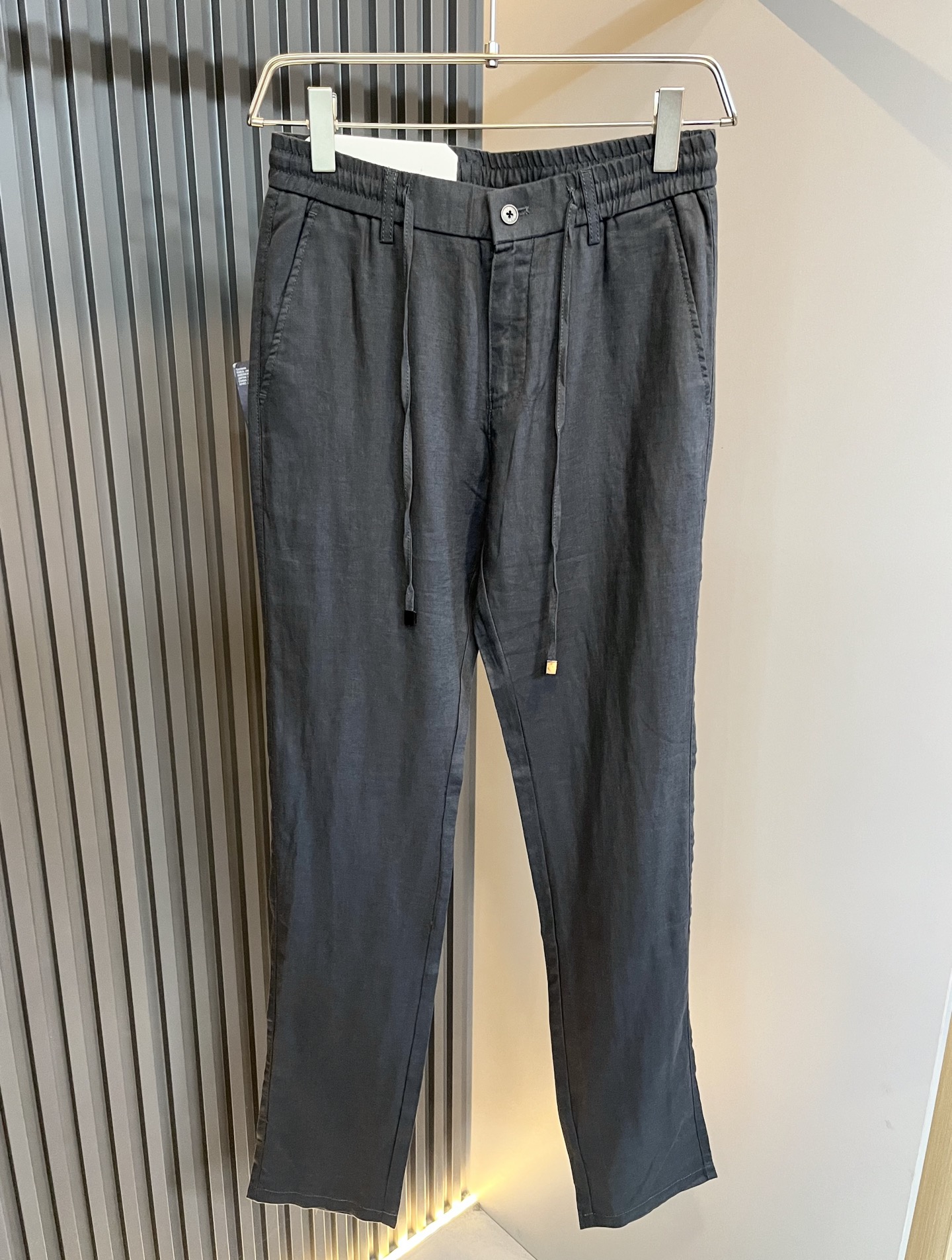 NO:131546,PRA*DA Pu*da New early spring men's casual linen casual pants, a high-end quality choice... A versatile pants that combine casual pants is also an indispensable matching tool in men's wardrobe. It is a classic style with practical wear!  The design style of the whole casual pants is simple and fashionable, which is very consistent with the low-luxury style setting, has excellent skin-friendly value, is easy to wear, and is full of detail!  Customized original logo hardware design!  Classic P home logo logo design!  This trousers are made of high-quality linen fabric. The fabric is comfortable, soft and delicate, and has a good vertical feeling. It looks very textured and has a high-end charm. The first-class and exquisite style cut, the line is delicate, smooth and neat, and the casual and casual pants look good no matter how you match it. If you like it, buy it now. Good products are not waiting for anyone!  Size M-4XL, prada, alexander wang19860909PRA*DA普*达 早春新款男士休闲亚麻休闲裤,高端品质之选……一款休闲裤兼备的百搭裤装,也是男士衣橱里不可缺少的搭配神器,属于实穿型的经典款式！整条休闲裤的设计风格简洁时尚,非常符合低奢的风格设定,亲肤值优越,穿着方便,细节感十足！定制原版logo五金设计！经典P家logo标识设计！此款裤装采用优质亚麻面料打造而成,面料舒服,手感柔软细腻,有着很好的垂直感,看上去非常有质感,细品高级韵味十足.一流精湛的版型裁剪,走线细致平顺工整,休闲随意怎么搭配都好看的裤装,喜欢的赶紧入手吧,好货可不等人！尺码M-4XL,,prada,alexander wang,Men's clothing