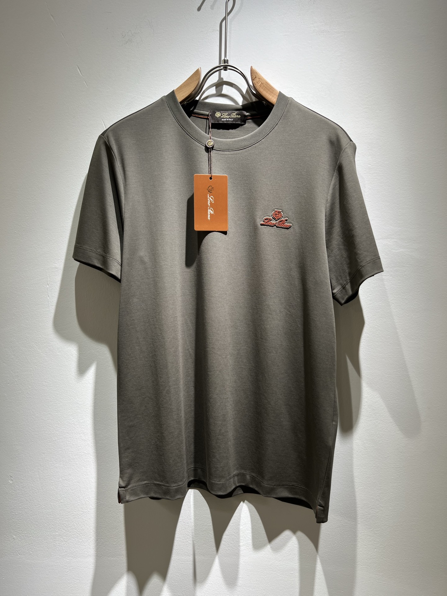 NO:131581,Loro Piana Nuoyou Pianya The latest trade order short-sleeved T-shirt for men in spring and summer, full quality!  !  The upper body is comfortable and breathable, not stiff, and the overall body has a rich three-dimensional feeling, quality export orders, and a rubber-pressed design on the chest logo pattern!  Customized exclusive pure cotton fabric tailoring to meet the simple needs of commuters for dressing. The upper body is very effective, it looks slim and does not picky about the figure. The fabric workmanship is impeccable. Only good craftsmanship and good fabrics can make you feel good. It is a must-have item for everyone!  Size M-4XL, loro piana, T-shirt,tees, t-shirt,alexander wang19860909Loro Piana诺悠翩雅 春夏男士最新的贸易订单短袖T恤,全品相！！上身舒适透气,不僵硬,整体有着丰富的立体感,品质出口订单,胸前logo图案压胶设计！定制专属纯棉面料剪裁,满足通勤人们对于着装的简约需求,上身效果很好,显瘦,不挑剔身材.面料做工....无可挑剔,好工艺好面料才能穿出好品味一款,人手必备单品！尺码M-4XL,,loro piana,T-shirt,tees，t-shirt,alexander wang,Men's clothing