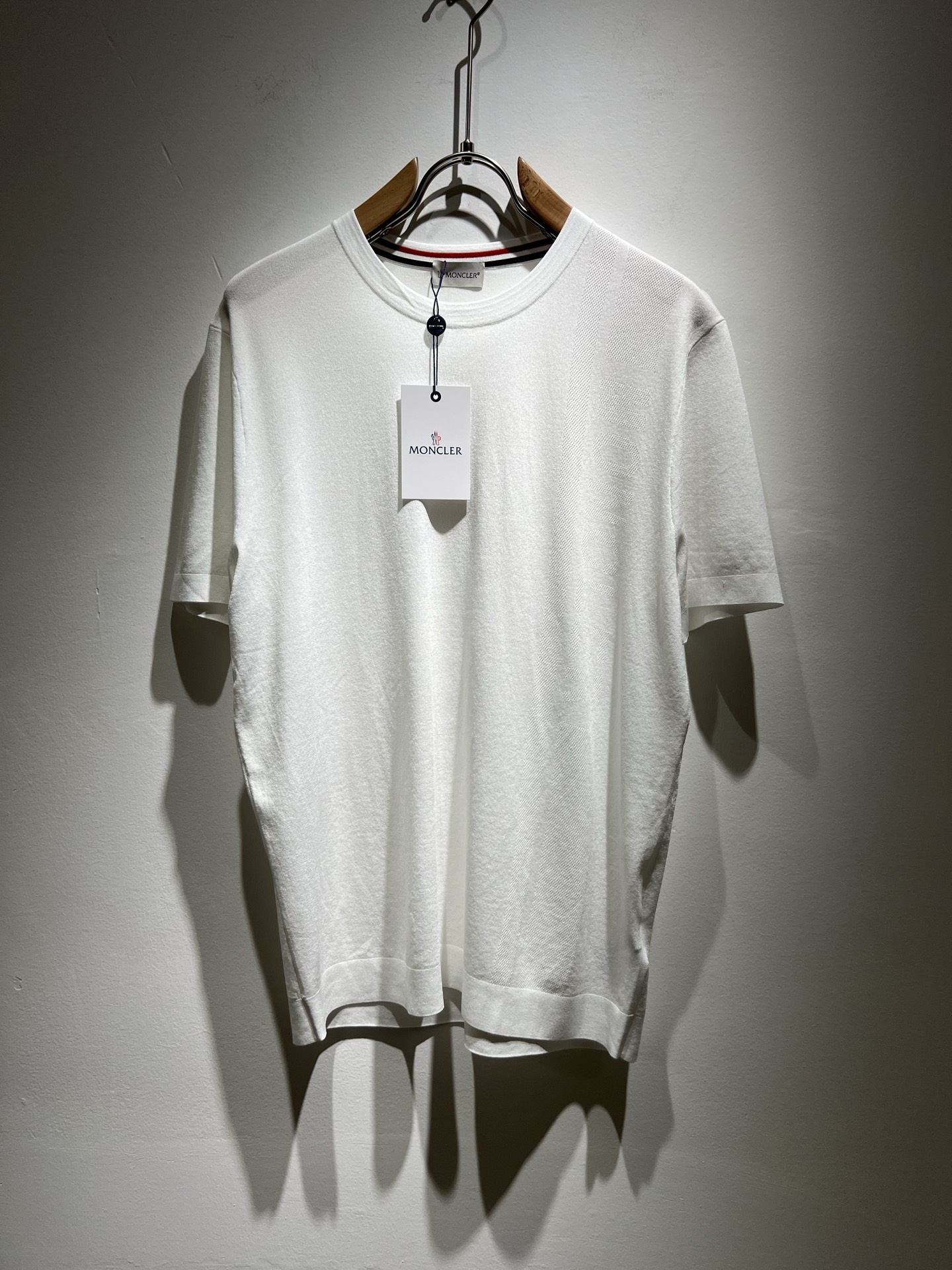 NO:131593,Moncler Mengjia The latest trade orders for spring and summer Yilite short-sleeved T-shirt, full quality!  !  Internet celebrity style!  The craftsmanship adopts a crochet logo design for the body!  The upper body is comfortable and breathable, not stiff, and the overall three-dimensional feeling is rich. Quality export orders, customized exclusive Yilite knitted fabric tailoring to meet the simple needs of commuters for dressing. The upper body is very effective, it looks slim and does not picky about the figure. The fabric workmanship... Improper, only good craftsmanship can make you feel good and tasteful, a must-have item for everyone!  Size M-4XL, christian louboutin, T-shirt,tees, t-shirt,alexander wang19860909Moncler蒙家 春夏最新的贸易订单伊力特短袖T恤,全品相！！网红款！工艺采用衣身钩织logo设计！上身舒适透气,不僵硬,整体有着丰富的立体感,品质出口订单,定制专属伊力特针织面料剪裁,满足通勤人们对于着装的简约需求,上身效果很好,显瘦,不挑剔身材.面料做工....无可挑剔,好工艺好面料才能穿出好品味一款,人手必备单品！尺码M-4XL,,christian louboutin,T-shirt,tees，t-shirt,alexander wang,Men's clothing