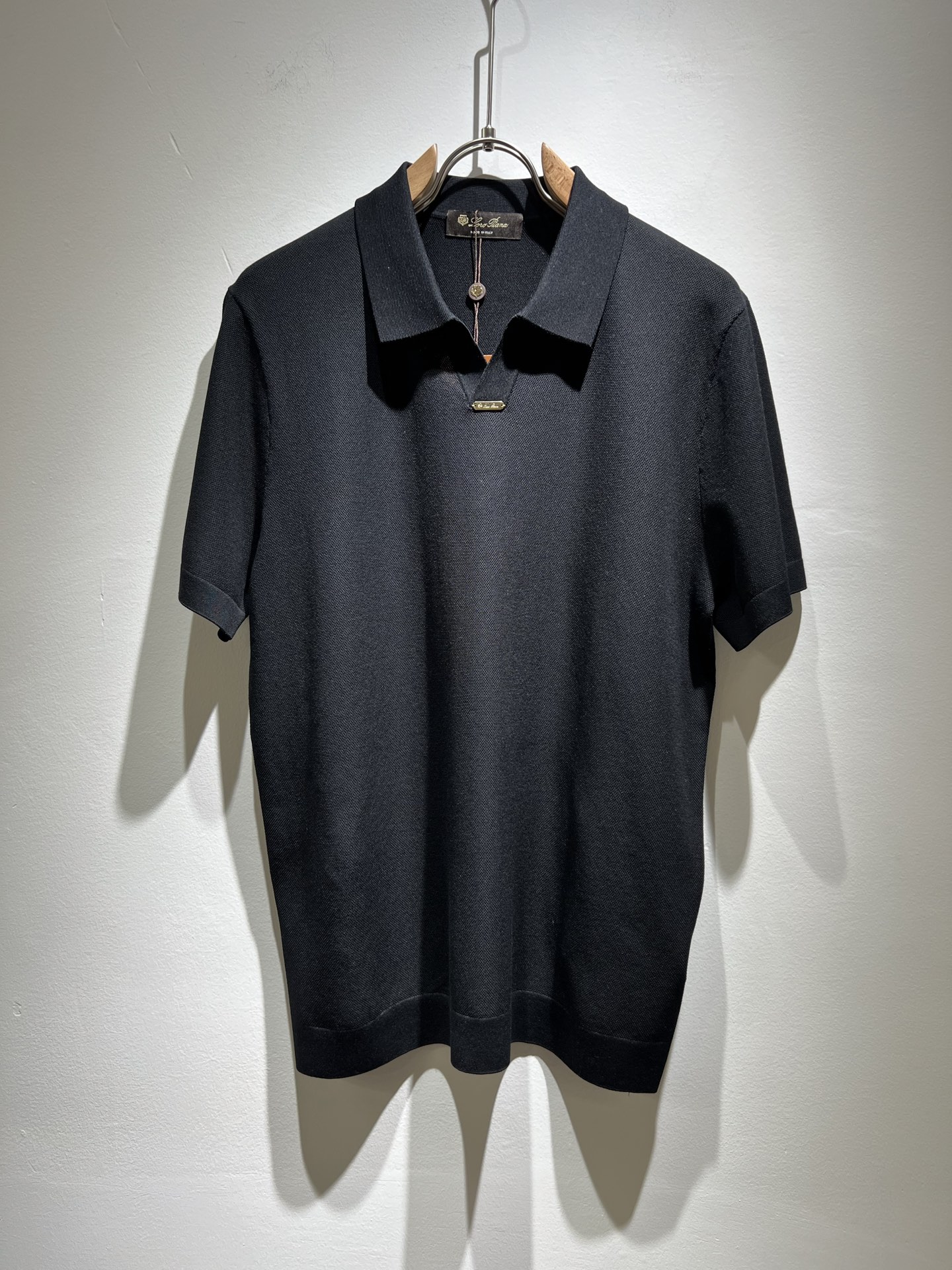 NO:131603,Loro Piana Nouyou Pianya The latest trade order for men in spring and summer Yilit knitted lapel short-sleeved T-shirt, full quality!  !  The upper body is comfortable and breathable, not stiff, and the overall body has a rich three-dimensional feeling, quality export orders, and chest hardware logo design!  Customized exclusive knitted Yilit fabric tailoring to meet the simple needs of commuters for dressing. The upper body is very effective, it looks slim and does not picky about the body. The fabric workmanship is impeccable. Only good craftsmanship and good fabrics can make you feel good. It is a must-have item for everyone!  Size M-4XL, loro piana, T-shirt,tees, t-shirt,alexander wang19860909Loro Piana诺悠翩雅 春夏男士最新的贸易订单伊力特针织翻领短袖T恤,全品相！！上身舒适透气,不僵硬,整体有着丰富的立体感,品质出口订单,胸前五金logo设计！定制专属针织伊力特面料剪裁,满足通勤人们对于着装的简约需求,上身效果很好,显瘦,不挑剔身材.面料做工....无可挑剔,好工艺好面料才能穿出好品味一款,人手必备单品！尺码M-4XL,,loro piana,T-shirt,tees，t-shirt,alexander wang,Men's clothing