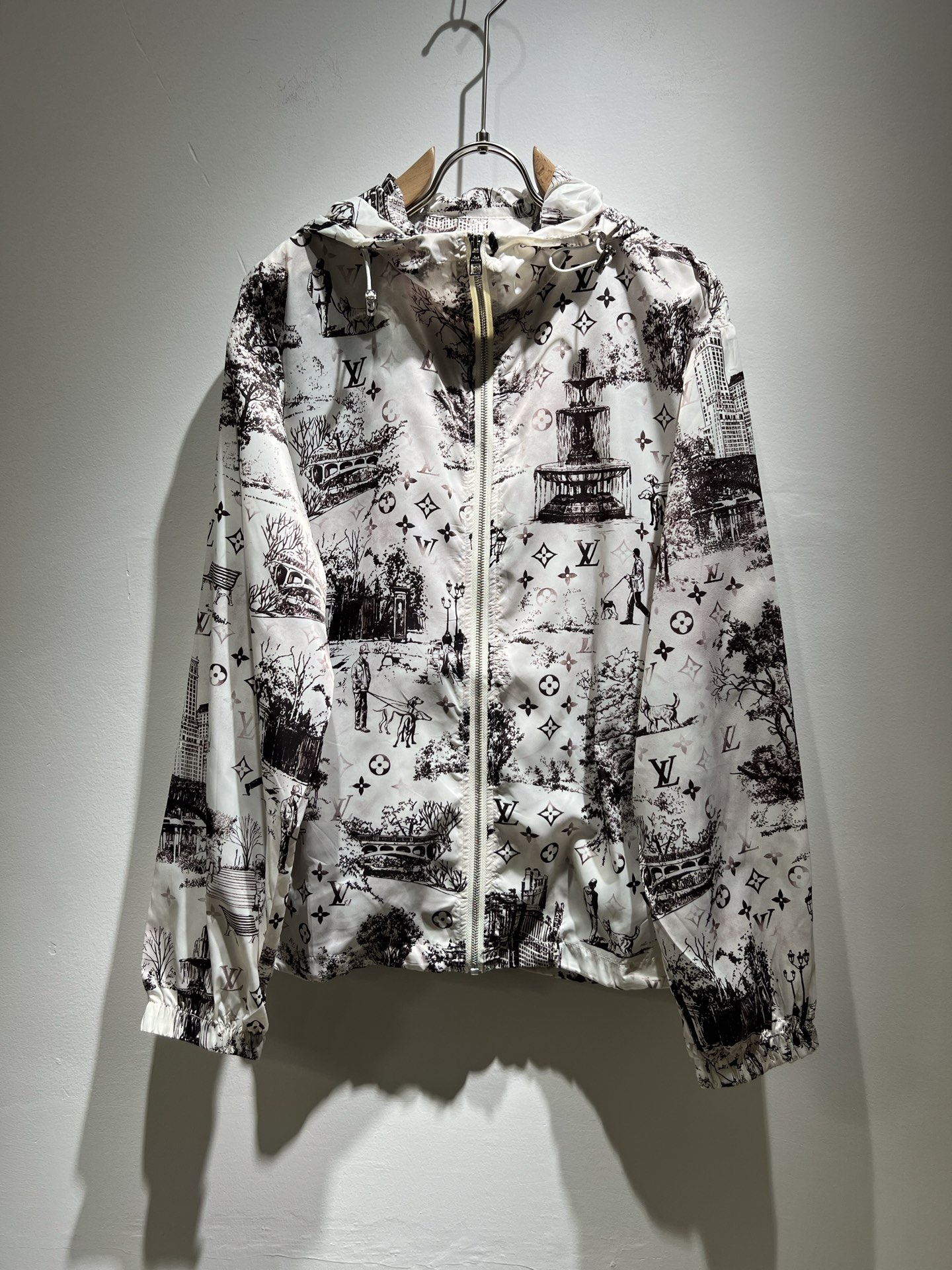 NO:131584,Louis Vuit*on The new Monogram series of Louis Family Spring and Summer!  Light luxury casual suit, same style for men and women!  The new high-end Louis family has always been so flawless, and creative designs are emerging one after another. If you don’t buy a few Louis items this spring and summer, you can’t be considered a fashion expert. Monogram logo design for clothes!  The iconic elements of Louis are really something that everyone loves. They are super soft and resilient, from world-class trade-level OEM channels, with extremely rare quantity and no help after selling out. Monogram three-dimensional logo presents an extraordinary texture, clean and neat. This is the Louis family's unique skill and the latest craftsmanship this quarter. The degree of meticulousness has reached the top, and the loose cut style design is unique. It is a fusion of luxury and fashion!  Size M-2XL, louis vuitton,louis vuitton,alexander wang19860909Louis Vuit*on 路易家族 春夏新款Monogram系列！轻奢休闲套装,男女同款装饰！路易家族的新高端,细节品质永远的那么完美无瑕,创意设计层出不穷.今年春夏季节没有入手几件路易你算不上时尚达人.衣身Monogram 标识logo图案设计！诠释路易的标志性元素,实属人见人爱的东西.超级柔软且具有韧性,来自世界级贸易级别的代工厂渠道,数量极其稀少售完无补.Monogram立体Logo呈现不一般的质感,干净俐落.这是路易家族的看家绝活也是本季度的最新工艺.细致化程度已经达到顶端了,宽松剪裁的版型设计堪称一绝.属于奢华与时尚的融合！尺码M-2XL,,louis vuitton,louis vuitton,alexander wang,Men's clothing