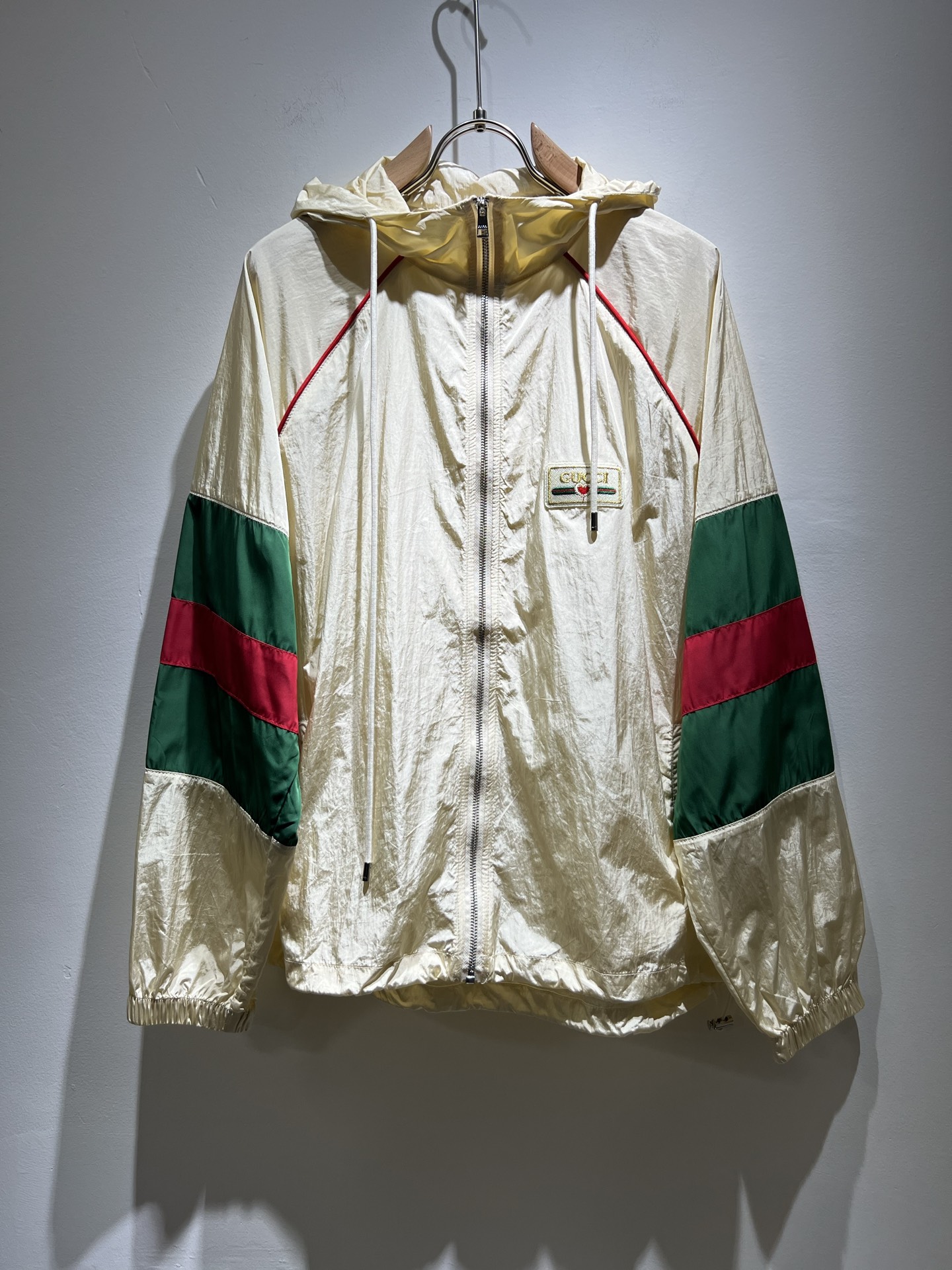 NO:131587,Gucc* Gujia The latest series in spring and summer!  The same suits for men and women are available, and the trading company has a wide range of channels and are released on the official website at the same time!  New fashion elements design!  Logo letter GG pattern logo embroidery design!  Injecting full vitality into the new series, we selected customers to supply imported polyester fiber fabrics. The fabric feels skin-friendly, soft and delicate, and has an extremely comfortable and breathable wearing experience. The whole item is very eye-catching and fashionable, and is deeply loved by young people today!  The loose round neck cut is a neutral style regardless of age and gender, suitable for matching all the styles and looks you need in your daily life!  It is recommended to wear couple outfits to go out on the street to make it more pleasing to the eye!  Size: M-2XL, gucci, gucci, alexander wang19860909Gucc*古家 春夏最新系列！男女同款套装,贸易公司渠道稀出,同步官网发售 ！ 新时尚元素设计！标识字母GG图案logo刺绣设计！为全新系列注入满满活力,选客供进口聚酯纤维面料制成,面料手感亲肤柔软细腻,拥有着无比舒适透气性的穿着体验,整件单品极具吸睛度与时尚感,深受当下年轻人的喜爱！基础宽松的圆领版型裁剪,不分年龄与性别的中性款式,适合搭配你日常所需的所有风格与造型！建议搭配情侣装出街会更为养眼出色！尺码:M-2XL,,gucci,gucci,alexander wang,Men's clothing