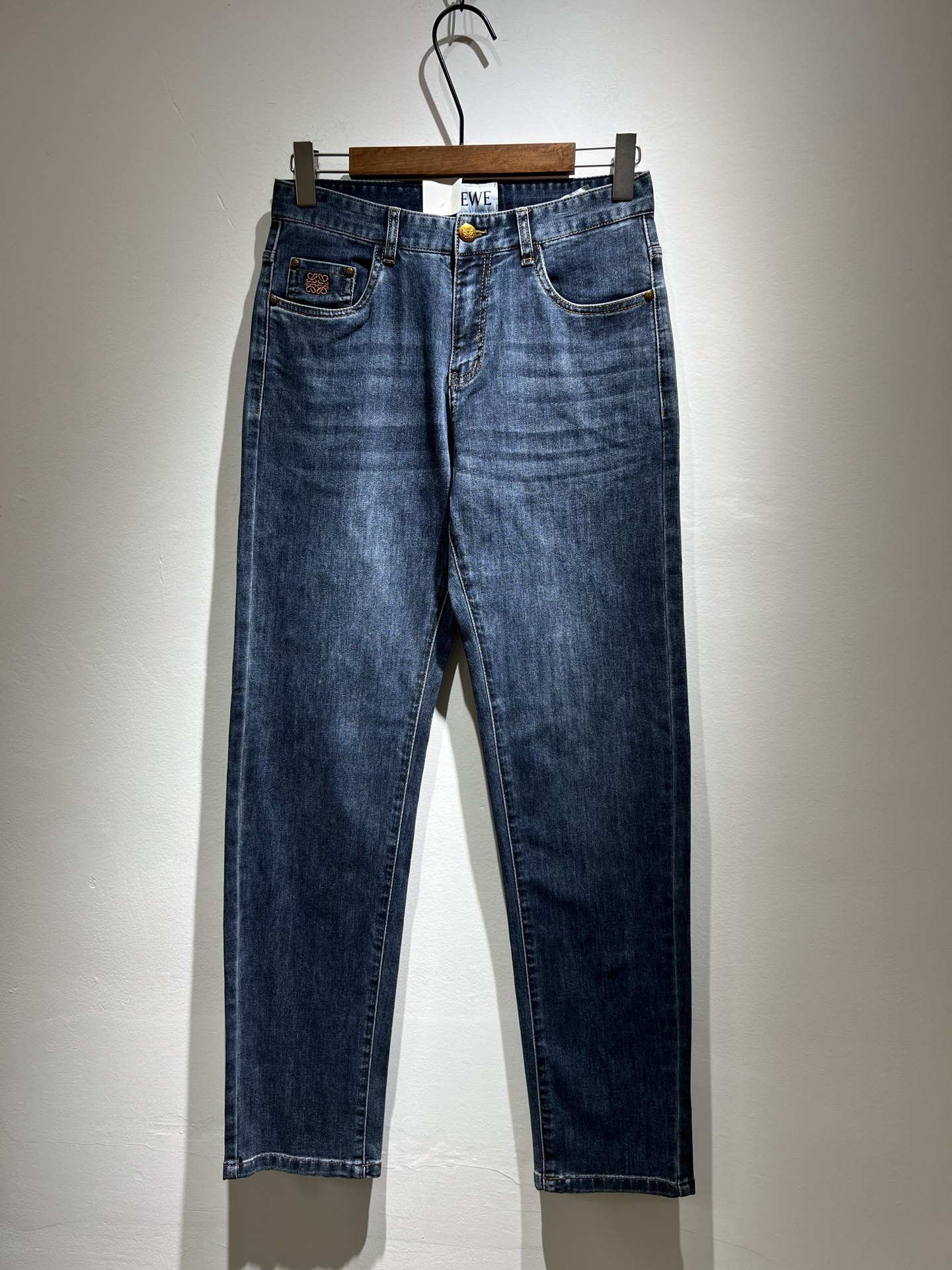 NO:131591,LO*WE/Luo*wei's new men's fashion high-end casual pants, Hong Kong foreign business channel products, original Japanese products, pure blood quality, perfectly continues the essence and genes of LOE*'s home. From the main fabric to the detailed craftsmanship, all show the ingenuity of quality, use multiple brand elements to interpret, and choose precious cowhide material to build a logo waist brand leather design!  Identity manifestation that belongs to the soul!  Customer-supplied high-end imported pure cotton fabrics, very high-end and fashionable detailed craftsmanship, red ear cloth is completed by a specific antique loom. This element represents the identity and rank of jeans, which is very worthy of careful appreciation!  In terms of matching, it is invincible and explains the versatility in place, with ingenious details and exquisite accessories. The auxiliary materials are all provided by foreign merchants. They are tailored and slim, and the upper body is lifted with an excellent effect. They are a styling item that is hard to come by!  Size 30 -40, loewe, jeans, cowhide, alexander wang19860909LO*WE/罗*威早春新品男士时装款高端休闲裤,香港洋行渠道货,日本原厂出品,纯血统品质,完美延续了LOE*家的精髓与基因,从主体面料到细节工艺,无不彰显出品质的匠心所在,运用多个品牌元素标识来诠释,选取矜贵的牛皮材质构建logo腰牌皮革设计！属于灵魂式的身份彰显！客供高级进口的纯棉面料,非常高级且时髦的细节工艺,赤耳布是由特定古董织布机完成,此元素代表着牛仔裤的身份及段位,非常值得细品悦人！在搭配上所向无敌,把百搭阐释到位,细节匠心考究,辅料皆为外商客供,剪裁合体修身,上身提臀效果绝佳,可遇而不可求的造型单品！尺码30 -40,,loewe,jeans,cowhide,alexander wang,Men's clothing