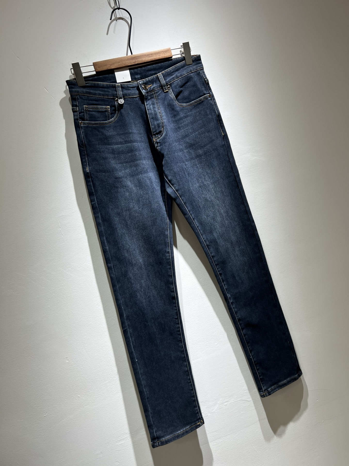 NO:131585,Dio*r Dijia Spring and summer men's washing small straight jeans!  Trading company channel is awesome, excellent quality, versatile versatile pants king in the fashion circle, European and American street photography mid-to-high frequency dressing demonstration, pocket design logo hardware design!  Original leather logo waist brand modification!  And it is a must-have item for luxury brands every season!  Very pure and minimalist design tone!  Adhering to the D family's consistent fashion proposition, it is quite eye-catching, and it demonstrates its ingenious craftsmanship and strongly posits its brand identity!  Customized Italian tannin fabrics are invincible in texture and have a charm, perfect style and tailoring, and excellent slimming effect. They can sweep the wardrobe and match any top set. They are widely compatible and casual, with full upper body shapes and invincible fashionable and versatile!  Size 29 -40,dior,dior,dior,jeans,alexander wang19860909Dio*r 迪家 春夏男士水洗小直筒牛仔裤！贸易公司渠道牛货,品相超赞,时尚圈万能的百搭裤王,欧美街拍中高频穿搭示范,口袋设计logo五金设计！原版皮革logo腰牌修饰！且是奢侈品牌每季必出的单品！非常纯粹极简的设计基调！秉承了D家一贯的时尚主张,颇具看点,即彰显了匠心工艺又有力的标榜了品牌身份！客供意大利定制丹宁面料,质感无敌赞,颇具韵味,版型剪裁完美,提臀修身显瘦效果极佳,可横扫衣橱任何的上装搭配,兼容性广泛,休闲兼备,上身型款十足,无敌的时髦百搭神品！尺码29 -40,,dior,dior,dior,jeans,alexander wang,Men's clothing