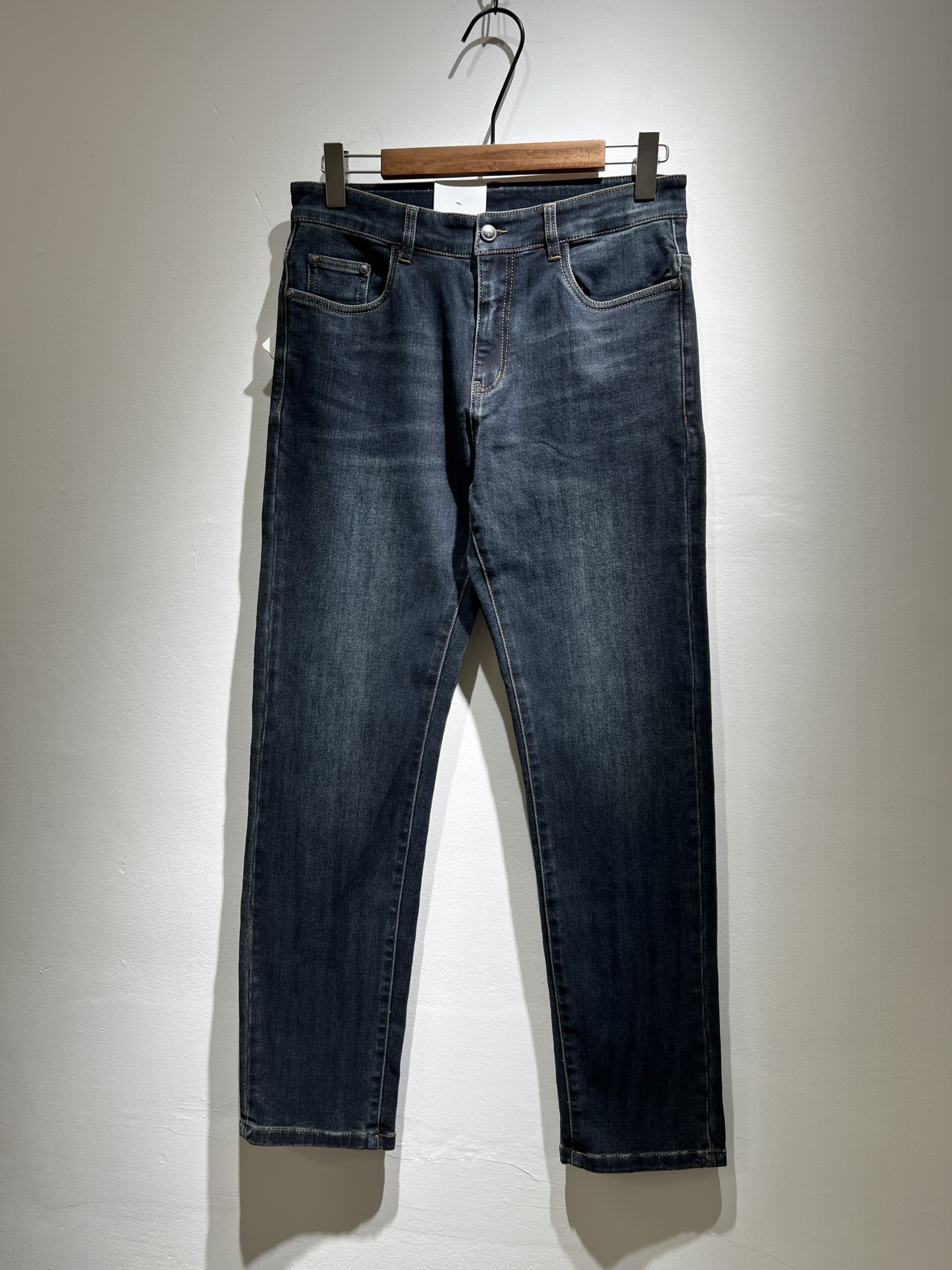 NO:131588,BC-Brunello Cucineli Spring and summer new men's fashion high-end casual jeans, Hong Kong foreign business channel goods, original Japanese production, pure blood quality, perfectly continues the essence and genes of LOE*'s home. From the main fabric to the detailed craftsmanship, all show the ingenuity of quality, use multiple brand elements to interpret, and choose the precious cowhide material to build a logo waist brand design!  Identity manifestation that belongs to the soul!  Customer-supplied high-end imported pure cotton fabrics, very high-end and fashionable detailed craftsmanship, red ear cloth is completed by a specific antique loom. This element represents the identity and rank of jeans, which is very worthy of careful appreciation!  In terms of matching, it is invincible and explains the versatility in place, with ingenious details and exquisite accessories. The auxiliary materials are all provided by foreign merchants. They are tailored and slim, and the upper body is lifted with an excellent effect. They are a styling item that is hard to come by!  Size 29-38, brunello cucinelli,loewe,jeans,cowhide,alexander wang19860909BC-Brunello Cucineli 春夏新品男士时装款高端休闲牛仔裤,香港洋行渠道货,日本原厂出品,纯血统品质,完美延续了LOE*家的精髓与基因,从主体面料到细节工艺,无不彰显出品质的匠心所在,运用多个品牌元素标识来诠释,选取矜贵的牛皮材质构建logo腰牌设计！属于灵魂式的身份彰显！客供高级进口的纯棉面料,非常高级且时髦的细节工艺,赤耳布是由特定古董织布机完成,此元素代表着牛仔裤的身份及段位,非常值得细品悦人！在搭配上所向无敌,把百搭阐释到位,细节匠心考究,辅料皆为外商客供,剪裁合体修身,上身提臀效果绝佳,可遇而不可求的造型单品！尺码29-38,,brunello cucinelli,loewe,jeans,cowhide,alexander wang,Men's clothing