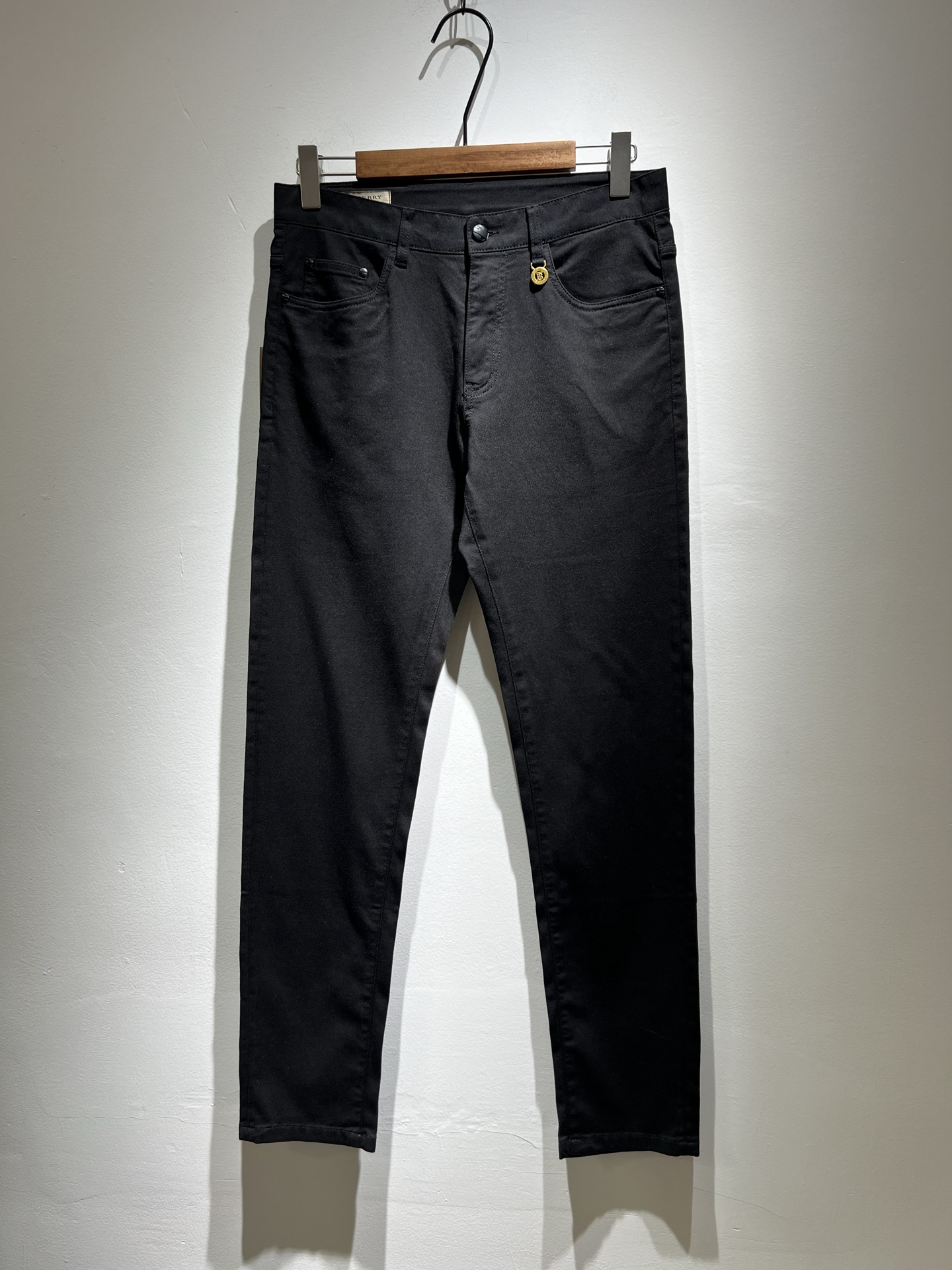 NO:131582,BURBER*Y Ba*li New early spring high-end casual and versatile jeans for men!  For BUR fans, such a grand classic design is enough to plant grass at a glance. It is the most handsome series among all BUR jeans this year. I only need to take a look and know that this will definitely be a hit product that has caused a sensation, and it is popular on the Internet. The classic slim three-dimensional tailoring style is equipped with the latest logo pattern waist brand craft design!  Very representative waist brand modification!  It simply and easily demonstrates the charm of the brand, and naturally presents specifications, grades, fashion and trendy effects. It matches the performance to easily create a high-end and high-end effect!  The top imported Japanese washing cowboy is made of cotton, and it is comfortable and breathable, and has a natural drape, which is suitable for all year round outfits!  !  This jeans are made of three-dimensional cut and straight-fitting style. The magic and practical wearability of the single match are understandable. Whether you are wearing daily clothes or appearing on the high street, it is the best choice. It is super charming!  It also demonstrates the authentic BUR original flavor, and it also perfectly shows its specifications and rank!  Obviously, this is a big and powerful product that you must collect. Whether you are a fan of BUR or not, you must collect this product and highly recommend it!  Size 29-40, Burberry, jeans, alexander wang19860909BURBER*Y巴*莉 早春新品男士高端休闲百搭牛仔裤！对于BUR粉丝来说,这样大气的经典设计足矣一眼种草,是今年BUR所有牛仔裤当中最帅的一个系列,我只需要看一眼就知道,这绝对会是一个引起轰动的爆款,而且全网风靡,经典的修身立体剪裁版型打造,配置了最新的logo图案腰牌工艺设计！极具代表性腰牌修饰！简单轻松的彰显出品牌魅力所在,自然而然的呈现规格,档次,时髦以及新潮效果,搭配性能满分,轻松穿出高级感与高端效果！顶级的进口日本洗水牛仔棉质打造,并舒适透气感满分,且垂感自然,适合一年四季的穿搭所需！！此款牛仔裤采用了立体裁剪小直筒版型打造,其单配魔力与实穿性是无可厚非的,不管你是日常穿搭还是高街出镜都是不二之选,超具魅力！更是彰显了地地道道的的BUR原味,同时也是完美的展现了其规格和段位所在！很显然,这是一款绝对要收的重磅好货,不管你是不是BUR的粉丝,此款你都必须要收,极力推荐的好货！尺码29-40,,burberry,jeans,alexander wang,Men's clothing