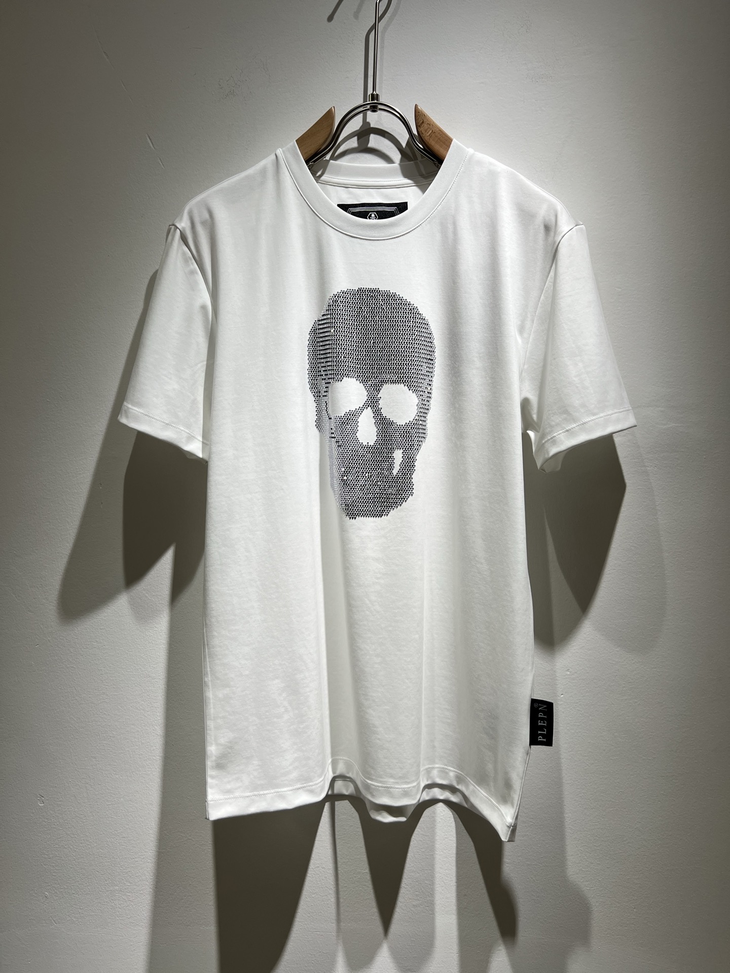 NO:131594,German trendy brand Philipp Plein, a new short-sleeved T-shirt for men and women in spring and summer, high quality, perfect details, and noble quality!  It has a very design sense, the spot texture is invincible, the touch is soft, the upper body is three-dimensional, and it will not be too soft. In terms of workmanship details, it is luxurious in a minimalist style, and the upper body is absolutely cool!  The logo on the chest is a diamond design!  Customized original pure cotton fabric with simple outline!  The neat tailoring and deconstructive design incorporates New York-style unruly and unruly into the T-shirts, and reflects the designer's unremitting pursuit in the details, making the simple style with high practical wear a benchmark for fashion!  Size M-5XL, PHILIPP PLEIN, T-shirt,tees, t-shirt,alexander wang19860909德国潮牌菲利普·普莱茵Philipp Plein 春夏新款男女同款短袖T恤,高品质 完美细节 彰显高贵品质 ！非常有设计感,现货质感无敌,手感柔软,上身轮廓立体,不会过于柔软,做工细节方面,极简风的它属于奢华,上身绝对酷！胸前标识logo烫钻设计！以简洁的轮廓、定制原版纯棉棉面料！利落的剪裁和解构主义的设计,将纽约式的率性不羁融入T恤,并在细节处体现设计者的不懈追求,让高实穿度的简约风格成为时尚标杆！尺码M-5XL,,PHILIPP PLEIN,T-shirt,tees，t-shirt,alexander wang,Men's clothing