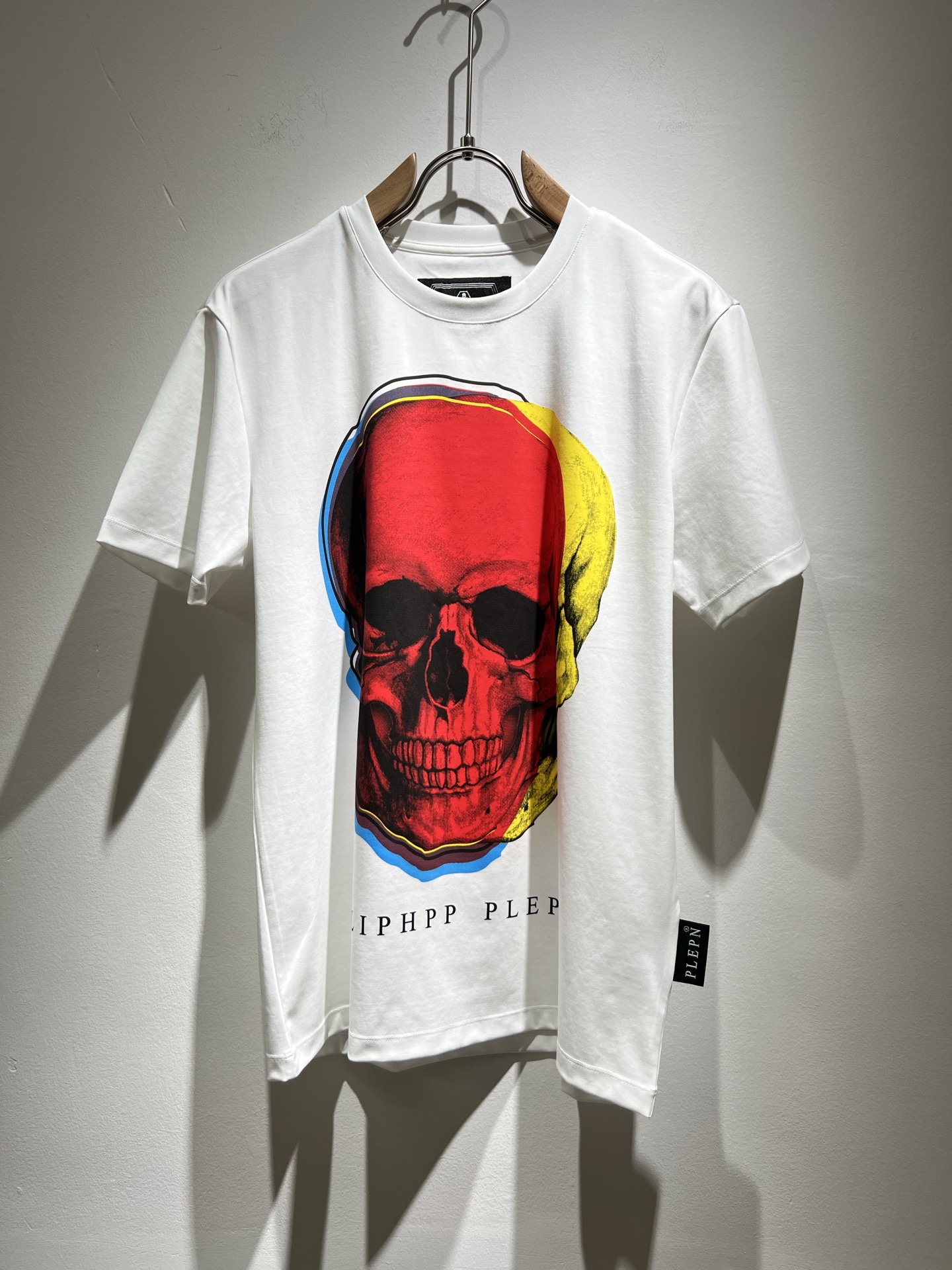 NO:131578,German trendy brand Philipp Plein, a new short-sleeved T-shirt for men and women in spring and summer, high quality, perfect details, and noble quality!  It has a very design sense, the spot texture is invincible, the touch is soft, the upper body is three-dimensional, and it will not be too soft. In terms of workmanship details, it is luxurious in a minimalist style, and the upper body is absolutely cool!  Chest logo logo glue pressing design!  Customized original pure cotton fabric with simple outline!  The neat tailoring and deconstructive design incorporates New York-style unruly and unruly into the T-shirts, and reflects the designer's unremitting pursuit in the details, making the simple style with high practical wear a benchmark for fashion!  Size M-5XL, PHILIPP PLEIN, T-shirt,tees, t-shirt,alexander wang19860909德国潮牌菲利普·普莱茵Philipp Plein 春夏新款男女同款短袖T恤,高品质 完美细节 彰显高贵品质 ！非常有设计感,现货质感无敌,手感柔软,上身轮廓立体,不会过于柔软,做工细节方面,极简风的它属于奢华,上身绝对酷！胸前标识logo压胶设计！以简洁的轮廓、定制原版纯棉棉面料！利落的剪裁和解构主义的设计,将纽约式的率性不羁融入T恤,并在细节处体现设计者的不懈追求,让高实穿度的简约风格成为时尚标杆！尺码M-5XL,,PHILIPP PLEIN,T-shirt,tees，t-shirt,alexander wang,Men's clothing