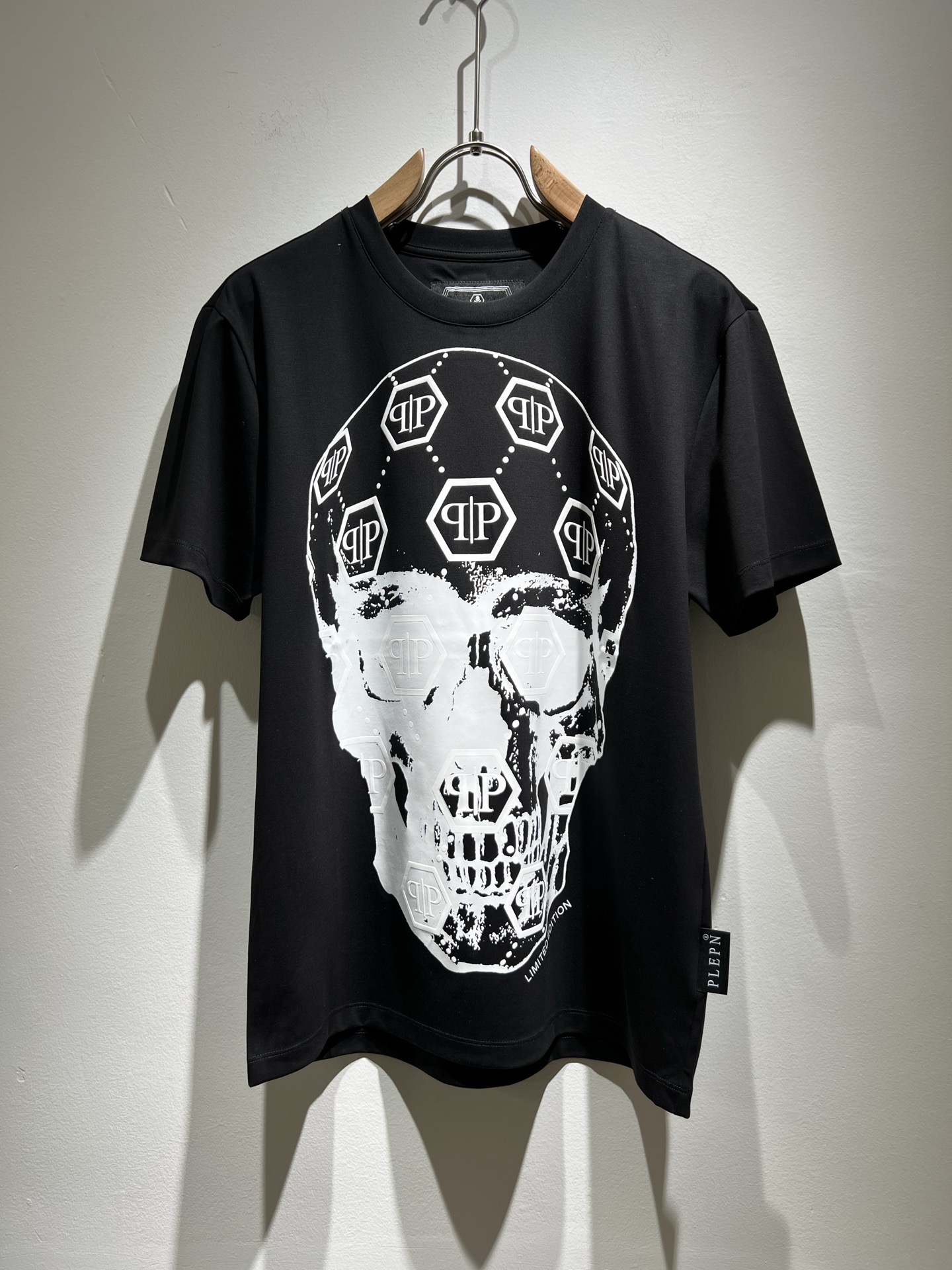 NO:131600,German trendy brand Philipp Plein, a new short-sleeved T-shirt for men and women in spring and summer, high quality, perfect details, and noble quality!  It has a very design sense, the spot texture is invincible, the touch is soft, the upper body is three-dimensional, and it will not be too soft. In terms of workmanship details, it is luxurious in a minimalist style, and the upper body is absolutely cool!  Chest logo logo glue pressing design!  Customized original pure cotton fabric with simple outline!  The neat tailoring and deconstructive design incorporates New York-style unruly and unruly into the T-shirts, and reflects the designer's unremitting pursuit in the details, making the simple style with high practical wear a benchmark for fashion!  Size M-5XL, PHILIPP PLEIN, T-shirt,tees, t-shirt,alexander wang19860909德国潮牌菲利普·普莱茵Philipp Plein 春夏新款男女同款短袖T恤,高品质 完美细节 彰显高贵品质 ！非常有设计感,现货质感无敌,手感柔软,上身轮廓立体,不会过于柔软,做工细节方面,极简风的它属于奢华,上身绝对酷！胸前标识logo压胶设计！以简洁的轮廓、定制原版纯棉棉面料！利落的剪裁和解构主义的设计,将纽约式的率性不羁融入T恤,并在细节处体现设计者的不懈追求,让高实穿度的简约风格成为时尚标杆！尺码M-5XL,,PHILIPP PLEIN,T-shirt,tees，t-shirt,alexander wang,Men's clothing