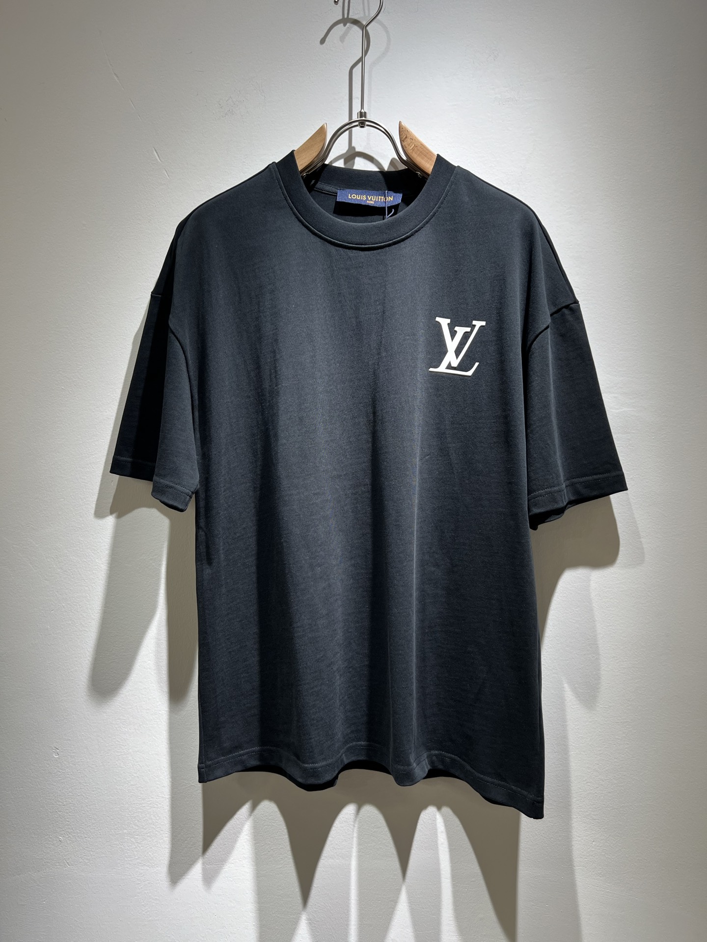 NO:131596,LouisVuitt*Louis*Deng The new spring and summer series of items are launched, a very fashionable and avant-garde short-sleeved T-shirt for men and women, with logo logo pattern embossed printing decoration!  Different from the past, it declares the design concept that has been passed down for many years in the brand!  Its eye-catchingness is no less than any classic style, perfectly presenting the fashionable, high-end and luxurious feeling in front of the world!  Made of imported 280 grams of cotton, selected high-quality pure cotton fabrics, soft and soft to the touch, the real thing is definitely beyond your imagination, close to the body and breathable, even if you sweat profusely, you will not feel greasy or stuffy, and will bring sweating and moisture absorption to the extreme!  Size S-2XL, louis vuitton,louis vuitton,t-shirt,tees,t-shirt,alexander wang19860909LouisVuitt*路易*登 春夏全新系列单品上线,非常时髦前卫的一款男女同款短袖T恤,标识logo图案压胶印花修饰！区别于以往的不同,宣示品牌传承多年的设计理念！其吸睛度完全不亚于任何经典款式,将时髦高级感与奢华感完美呈现在世人眼前！客供进口280克全棉材质制成,精选优质纯棉面料,触感软糯亲肤细腻,实物到手绝对超乎你的想象,贴身无比舒适透气,即便是汗流浃背也不会有腻身及闷热感可言,将排汗吸湿性发挥到了极致！尺码S-2XL,,louis vuitton,louis vuitton,T-shirt,tees，t-shirt,alexander wang,Men's clothing