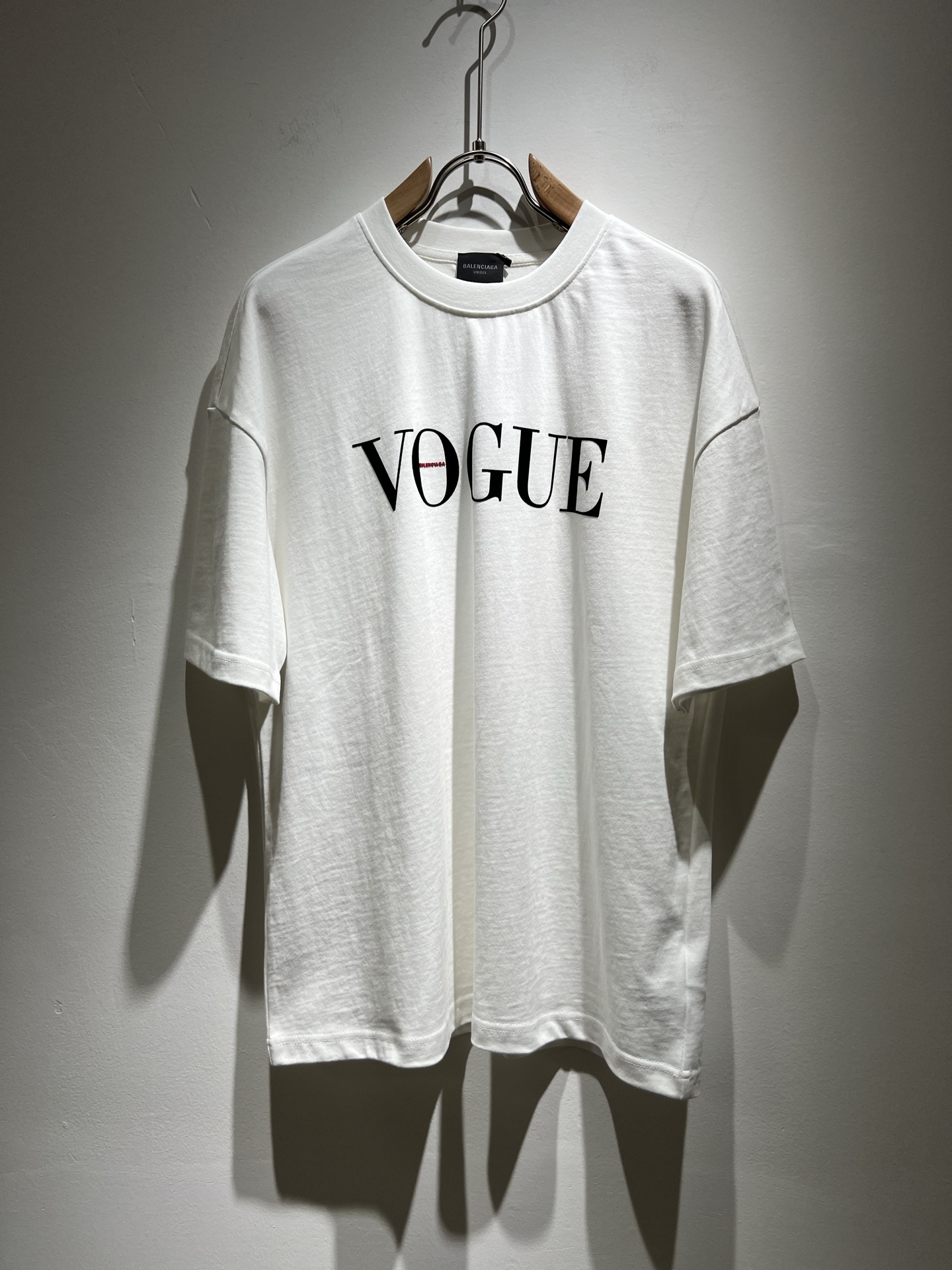 NO:131590,BALENCI*GA Paris* Home Spring and summer new short-sleeved T-shirt for men and women!  Fashionable casual short-sleeved T-shirt with catwalk pattern prints!  Design logo glue pressing design!  The most designed and selected customer-supplied 280g pure cotton fabric, which feels soft and skin-friendly, is comfortable and breathable, and you can’t picky about the real thing!  Loose, small, shoulder-dead round neck cut, genderless couple mixed styles, opening up a new fashion charm!  Differentiate the market version of the high-end custom series!  Size S-2XL, balenciaga, T-shirt,tees, t-shirt,alexander wang19860909BALENCI*GA巴黎*家 春夏新款男女同款短袖T恤！走秀图案印花时尚休闲短袖T恤衫！设计logo压胶设计！极具设计精选客供280g纯棉面料,手感柔软亲肤,着身舒适透气性都无法挑剔,实物绝对会让你爱不释手！宽松小落肩的圆领版型裁剪,无性别主义的情侣混穿款式,打开全新的时装新韵味！区别市场版本高定系列！尺码S-2XL,,balenciaga,T-shirt,tees，t-shirt,alexander wang,Men's clothing