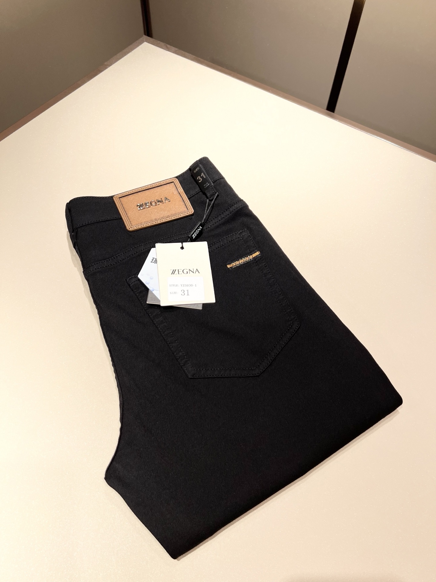 NO:131575,Zegna's new spring and summer men's casual jeans, the finale of the channel has appeared!  !  Sold simultaneously at the counter!  It is no exaggeration to say that this trouser is made from the original OEM channel, not a bragging original OEM, but is a product from the domestic ready-to-wear OEM factory officially authorized by Jenia!  Therefore, the ratio of quantity and size is extremely short, so you can earn it if you grab it!  The best pants are officially unveiled!  !  !  !  !  !  Zegna's things have always been one of the only essential outfits for successful business people!  Not everyone can easily surpass the brand's high-end style and its own strong aura. No matter which season the style is, it is a standard temperament!  However, the fabric style is between business and casual and daily wear, and the waist design logo waist brand decoration!  Only Jenya, who can design a pair of trousers so well-suited to the public, is the only one who focuses on men's clothing, business and casualness!  Whether you wear this style in a casual occasion or in a business occasion, you must wear it well and be able to wear it to your own taste!  Pants that give yourself unlimited points!  Size 29-40, zegna, jeans, alexander wang19860909Zegna 杰尼亚 春夏新款男士休闲牛仔裤,压轴的渠道货出现了！！柜台同步销售！ 毫不夸张的说,此款裤装是原厂代工渠道的货,并不是吹牛的原厂代工,完全是由杰尼亚官方授权的国内成衣代工厂出来的产品！所以数量跟尺码配比都极度紧缺,抢到就是赚到！最好的裤装正式揭幕！！！！！！Zegna的东西,从来都是成功商务人士的专属必备行头之一！品牌高级的格调以及自带强大的气场并不是所有人都能轻易凌驾的.无论哪季的款式都是都是气质标配！但是面料版型又介乎于商务休闲跟日常穿着之间,腰身设计logo腰牌修饰！能将一款裤装设计到如此贴合大众穿着,也就只有专注于男装商务休闲的杰尼亚了！不论您是休闲场合穿搭,或者商务场合此款都能搭配的恰到好处要穿,就必须穿好的,能穿出属于自己品味的！给自己无限加分的裤子！尺码29-40,,zegna,jeans,alexander wang,Men's clothing