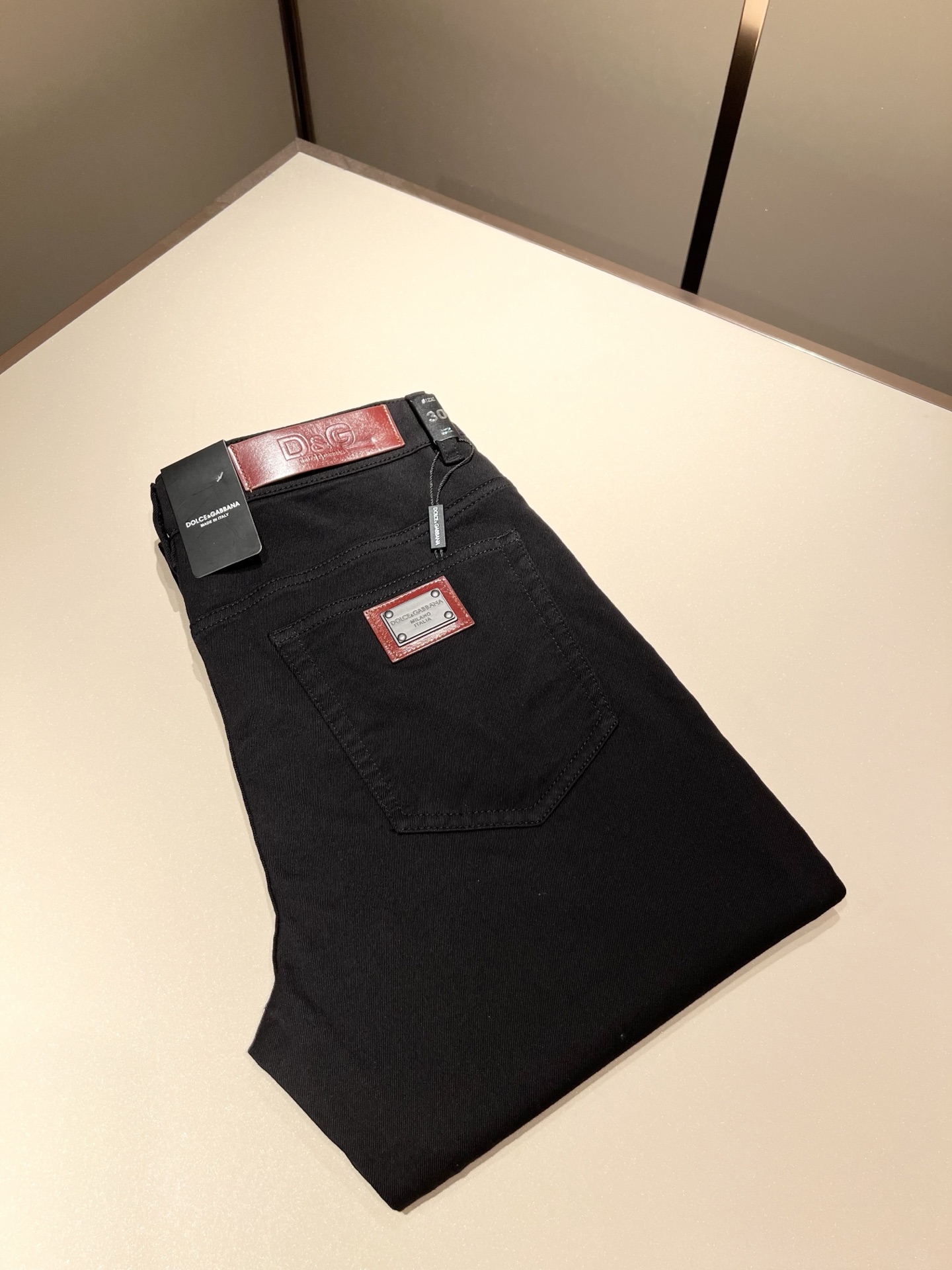 NO:131571,Dolce & Dolce*na is a new early spring jeans. It is naturally not easy to deform and decolorize with water washing. The three-dimensional tailoring is perfectly shaped. The fabric is comfortable, soft and casually matched. Comfort means its interpretation of fashion and leisure. DG's consistent style reflects the brand's pursuit of quality, with a bit of hedonist flavor, pays great attention to details, likes everything that is not formulaic, pursues freedom. Dolce & GABB*NA's style is very unique. At the beginning of its business, it insists on making plates and designing logo logo designs!  For the fashion industry that paid attention to the show at that time, it was quite unique. Size 29-40, Dolce & Gabbana, Dolce & Gabbana, Dolce & Gabbana, jeans, alexander wang19860909Dolce & 杜嘉*纳 早春新品牛仔裤,水洗处理自然不易变形脱色、立体剪裁完美塑形面料质舒适柔软随意搭配、舒适代表它对时尚休闲的诠释是DG一贯作风细节处体现这个品牌对品质的追求,带点享乐主义者的味道,非常注重细节,喜欢一切非公式化的东西,追求自由杜嘉班纳 (DOLCE&GABB*NA) 的作风非常独特,创业之初坚持自己制版、设计标识logo腰牌设计！对于当时讲究排场的时装界,是相当独树一格的.尺码29-40,,Dolce&Gabbana,Dolce&Gabbana,Dolce&Gabbana,jeans,alexander wang,Men's clothing