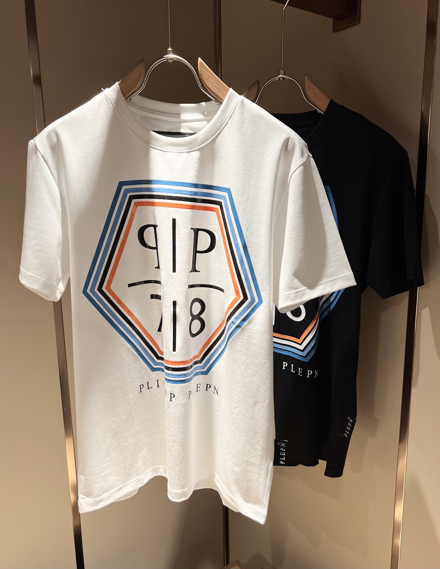 NO:131566,German trendy brand Philipp Plein, a new short-sleeved T-shirt for men and women in spring and summer, high quality, perfect details, and noble quality!  It has a very design sense, the spot texture is invincible, the touch is soft, the upper body is three-dimensional, and it will not be too soft. In terms of workmanship details, it is luxurious in a minimalist style, and the upper body is absolutely cool!  Chest logo logo glue pressing design!  Customized original pure cotton fabric with simple outline!  The neat tailoring and deconstructive design incorporates New York-style unruly and unruly into the T-shirts, and reflects the designer's unremitting pursuit in the details, making the simple style with high practical wear a benchmark for fashion!  Size M-5XL, PHILIPP PLEIN, T-shirt,tees, t-shirt,alexander wang19860909德国潮牌菲利普·普莱茵Philipp Plein 春夏新款男女同款短袖T恤,高品质 完美细节 彰显高贵品质 ！非常有设计感,现货质感无敌,手感柔软,上身轮廓立体,不会过于柔软,做工细节方面,极简风的它属于奢华,上身绝对酷！胸前标识logo压胶设计！以简洁的轮廓、定制原版纯棉棉面料！利落的剪裁和解构主义的设计,将纽约式的率性不羁融入T恤,并在细节处体现设计者的不懈追求,让高实穿度的简约风格成为时尚标杆！尺码M-5XL,,PHILIPP PLEIN,T-shirt,tees，t-shirt,alexander wang,Men's clothing