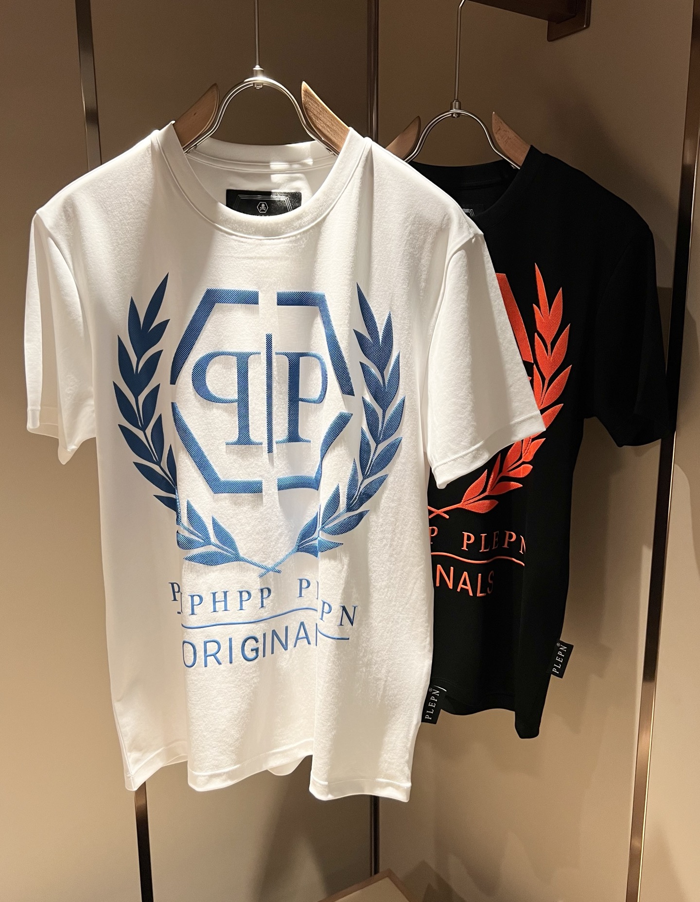 NO:131562,German trendy brand Philipp Plein, a new short-sleeved T-shirt for men and women in spring and summer, high quality, perfect details, and noble quality!  It has a very design sense, the spot texture is invincible, the touch is soft, the upper body is three-dimensional, and it will not be too soft. In terms of workmanship details, it is luxurious in a minimalist style, and the upper body is absolutely cool!  Chest logo logo glue pressing design!  Customized original pure cotton fabric with simple outline!  The neat tailoring and deconstructive design incorporates New York-style unruly and unruly into the T-shirts, and reflects the designer's unremitting pursuit in the details, making the simple style with high practical wear a benchmark for fashion!  Size M-5XL, PHILIPP PLEIN, T-shirt,tees, t-shirt,alexander wang19860909德国潮牌菲利普·普莱茵Philipp Plein 春夏新款男女同款短袖T恤,高品质 完美细节 彰显高贵品质 ！非常有设计感,现货质感无敌,手感柔软,上身轮廓立体,不会过于柔软,做工细节方面,极简风的它属于奢华,上身绝对酷！胸前标识logo压胶设计！以简洁的轮廓、定制原版纯棉棉面料！利落的剪裁和解构主义的设计,将纽约式的率性不羁融入T恤,并在细节处体现设计者的不懈追求,让高实穿度的简约风格成为时尚标杆！尺码M-5XL,,PHILIPP PLEIN,T-shirt,tees，t-shirt,alexander wang,Men's clothing