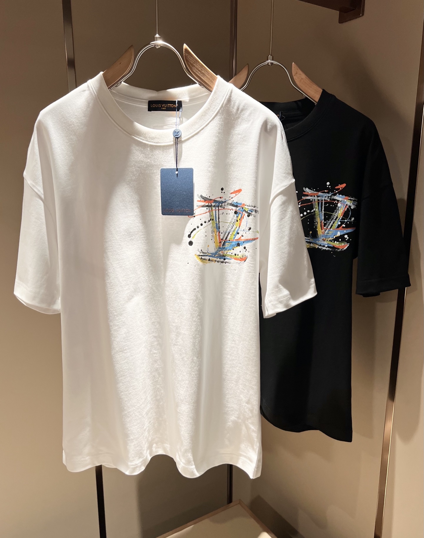 NO:131564,LouisVuitt*Louis*Deng The new spring and summer series of items are launched, a very fashionable and avant-garde short-sleeved T-shirt for men and women, with logo logo pattern printing technology modification!  Different from the past, it declares the design concept that has been passed down for many years in the brand!  Its eye-catchingness is no less than any classic style, perfectly presenting the fashionable, high-end and luxurious feeling in front of the world!  Made of imported cotton, the customer-supplied and imported cotton material is selected, with a high-quality 260g pure cotton fabric, which has a soft and soft touch, and the real thing is definitely beyond your imagination. It is extremely comfortable and breathable in close body. Even if you sweat profusely, you will not feel greasy or stuffy. It will bring sweating and moisture absorption to the extreme!  Size M-3XL, louis vuitton,louis vuitton,t-shirt,tees,t-shirt,alexander wang19860909LouisVuitt*路易*登 春夏全新系列单品上线,非常时髦前卫的一款男女同款短袖T恤,标识logo图案印花工艺修饰！区别于以往的不同,宣示品牌传承多年的设计理念！其吸睛度完全不亚于任何经典款式,将时髦高级感与奢华感完美呈现在世人眼前！客供进口全棉材质制成,精选优质260g纯棉面料,触感软糯亲肤细腻,实物到手绝对超乎你的想象,贴身无比舒适透气,即便是汗流浃背也不会有腻身及闷热感可言,将排汗吸湿性发挥到了极致！尺码M-3XL,,louis vuitton,louis vuitton,T-shirt,tees，t-shirt,alexander wang,Men's clothing