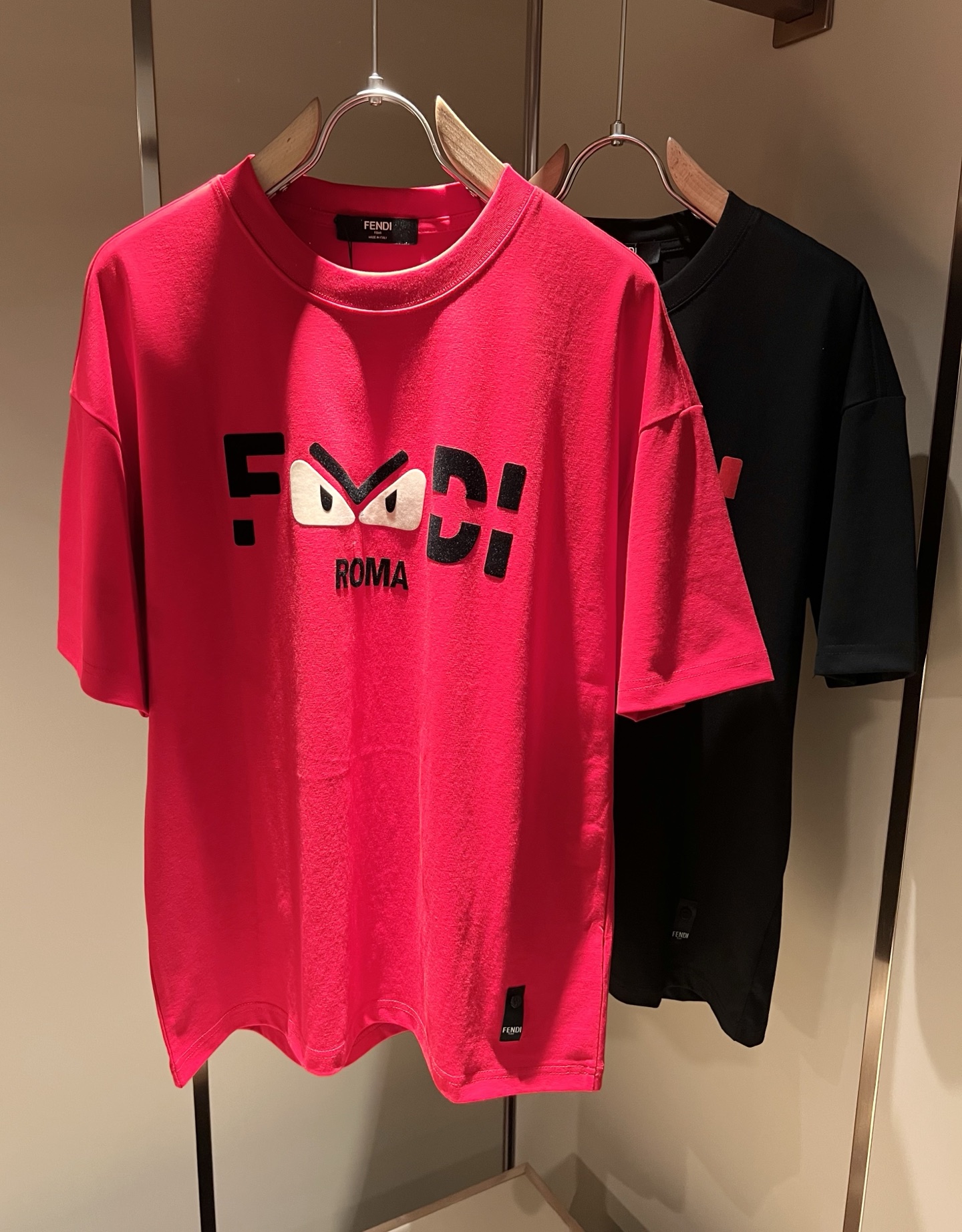 NO:131568,FEN*I Fen*Di Spring and Summer New FD Family FF Men and Women Short-sleeved T-shirts, versatile and minimalist short-sleeved shirts for men and women. Original Italian orders, popular FD family items, simple and pure colors. The FD family's enduring iconic products, high-quality products with full representation and full specifications, and high-quality products that all FD fans are worth buying!  Pure Yidian channel orders, high-end and popular products from the FD family, very popular items at the moment, and iconic letter logo pattern velvet modification!  High-end goods worth keeping and giving away to others!  It is trendy and beautiful, with a full sense of trendy atmosphere, and has a very high level and specifications. It uses a very classic black and white color combination, giving people a strong visual impact and has a very high recognition. It is top-quality exclusive pure cotton fabric, created with a soft, delicate and comfortable touch, and has a very high-end and classy appearance!  Perfectly interprets the charm of the brand and leaves a deep impression. It is more fashionable and charming. It has simple, elegant and fashionable upper body, and is even more stressful for outfits!  The inner wear alone is very delicious and beautiful scenery that cannot be ignored!  Size M-3XL, fendi,dior,T-shirt,tees,t-shirt,alexander wang19860909FEN*I 芬*迪春夏新款FD家族FF男女同款短袖T恤,男女同款百搭极简短袖.意大利原厂订单,FD家族人气单品,简约纯色系打造.FD家族经久不衰的标志性臻品,代表性十足,规格感十足的精品,所有FD粉丝都值得抢购的精品！纯正意代渠道订单,FD家族的高奢人气爆款产物,当下十分火爆的单品,标志性字母logo图案压绒修饰！值得自留和送人的高端货！新潮又好看,潮流气息感十足,档次规格感极高,并且采用十分经典的的黑白双色搭配,给人的视觉冲击感相当强烈,有着极高的辨识度,顶级专属纯棉面料,打造,触感柔软细腻舒适,品相相当高级有档次！完美诠释品牌魅力,给人留下深刻印象.更具时尚与韵味,上身简约大方时尚,对于穿搭更是毫无压力！单穿内搭都极有味道,不可忽视的靓丽风景线！ 尺码M-3XL,,fendi,dior,T-shirt,tees，t-shirt,alexander wang,Men's clothing