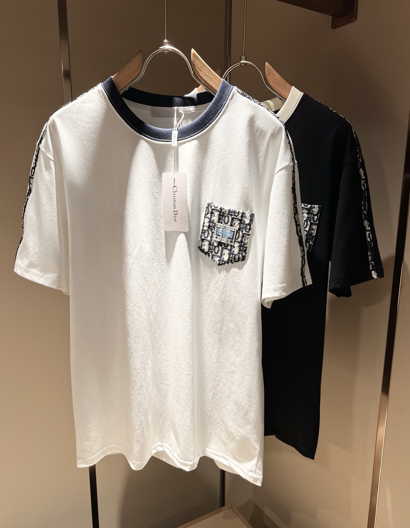 NO:131570,Dio*Dijia Spring and summer new short-sleeved T-shirts for men and women, and are available simultaneously for counters!  Customized exclusive 260g pure cotton fabric, customized original craft threads, chest logo pattern pocket design!  Simple and generous, calm and versatile, extremely high-end, perfectly integrated with fashion and style, a top fashionable style that perfectly suits the outside wear!  The overall feeling is natural!  The ultimate classic versatile short-sleeved T-shirt is designed with the latest three-dimensional letter logo print elements!  The ultimate perfection of heavy industry!  Fans who pursue high quality are please buy them by themselves, and all fans who know the goods are invited to appreciate this model together!  !  Color black white Size M-3XL,,dior,dior,T-shirt,tees,t-shirt,alexander wang19860909Dio*迪家 春夏新款男女同款短袖T恤,专柜同步发售！定制专属260克纯棉面料,定制原版工艺螺纹,胸前logo图案口袋设计！简约大方,从容百搭,档次极高,完美融入时尚还有风情感一款完美符合外穿的顶尖时髦气质款！整体给人浑然天成的感觉！极致经典的百搭型短袖T恤,采用最新的立体字母logo印花元素设计！极致的重工极致的完美！追求高品质的粉丝们请自行抢购,诚邀所有识货的粉丝一同鉴赏此款！！颜色黑色 白色 尺码M-3XL,,dior,dior,T-shirt,tees，t-shirt,alexander wang,Men's clothing