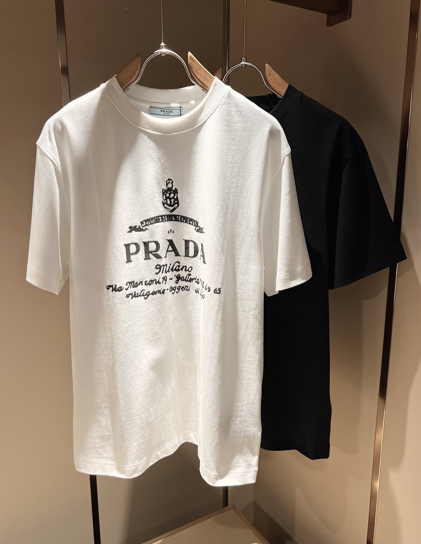 NO:131558,PRAD*A Pu*da spring and summer new short-sleeved T-shirt for men and women, the latest model is exclusively available on the entire network!  !  ~ It is classic and fashionable and versatile, who doesn’t like it? It will show the classic again. It is very pleasing to the eye and comes with a low luxury halo and recognition!  Pr*da's traditional brand concept and modern advanced technology are perfectly combined. Coupled with the extremely modern and simple design, P's exclusive logo pattern offset printing design!  Customized 100% imported pure cotton fabric!  The texture of this model is quite touching, the specifications and grades are known with tentacles. The degree of delicateness and breathability are top-notch!  Size S-2XL, prada, T-shirt,tees, t-shirt,alexander wang19860909PRAD*A普*达春夏新款男女同款短袖T恤,最新款全网独家首上！！~既经典有时尚百搭,谁不爱啊,将经典再次展现,非常的耐看,自带低奢光环与辨识度！Pr*da传统的品牌理念和现代化的先进技术进行了完美结合.加上极其现代摩登风范的简约设计,p家专属logo图案压胶印花设计！定制百分百进口纯棉面料！此款的质感相当感人 触手便知规格档次 细腻程度与透气效果堪称顶级！尺码S-2XL,,prada,T-shirt,tees，t-shirt,alexander wang,Men's clothing