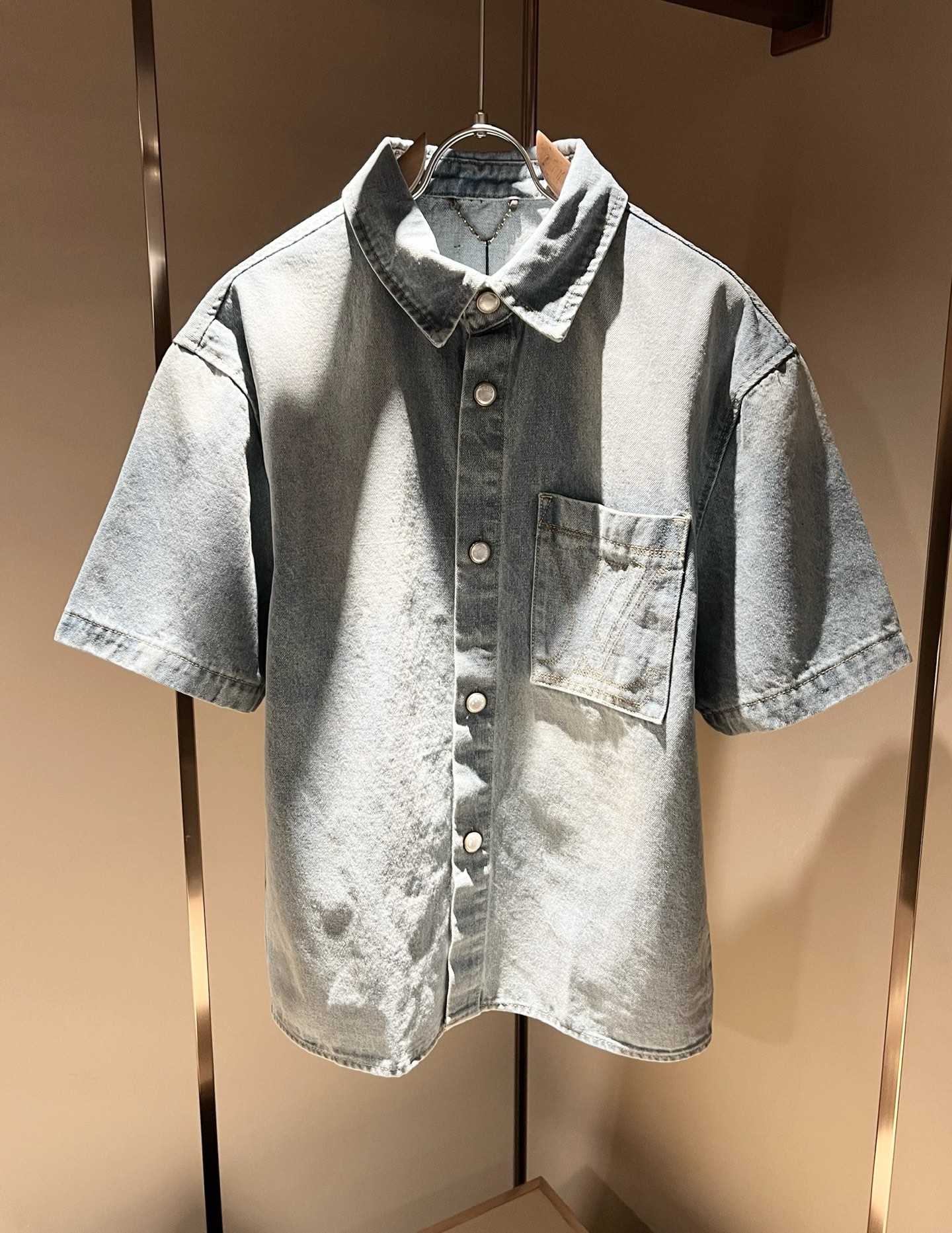 NO:131577,Louis Vuit*on New spring and summer light luxury men and women denim suits, the new high-end of the Louis family, the details and quality are always flawless, heavy industry washing, panoramic logo pattern embroidery design!  Creative designs are emerging one after another. If you don’t buy a few pieces of Louis this fall and winter, you can’t be considered a fashion expert. Denim fabric!  The interpretation of Louis' iconic elements is something that everyone loves. It is super soft and tough, and has excellent breathability. It comes from world-class trade-level OEM channels, with extremely rare quantity and no help in selling out. It is clean and neat. This is the Louis family's unique skill and the latest craftsmanship this quarter. The degree of meticulousness has reached the top, and the loose three-dimensional tailoring design is a unique one. It is a fusion of luxury and fashion!  Size S-XL, louis vuitton,louis vuitton,alexander wang19860909Louis Vuit*on 路易*登 春夏新款轻奢男女同款牛仔套装,路易家族的新高端,细节品质永远的那么完美无瑕,重工洗水,全景logo图案刺绣设计！创意设计层出不穷.今年秋冬季节没有入手几件路易你算不上时尚达人.牛仔面料！诠释路易的标志性元素,实属人见人爱的东西.超级柔软且具有韧性,透气感也是绝佳.来自世界级贸易级别的代工厂渠道,数量极其稀少售完无补.干净俐落.这是路易家族的看家绝活也是本季度的最新工艺.细致化程度已经达到顶端了,宽松立体剪裁的版型设计堪称一绝.属于奢华与时尚的融合！尺码S-XL,,louis vuitton,louis vuitton,alexander wang,Men's clothing