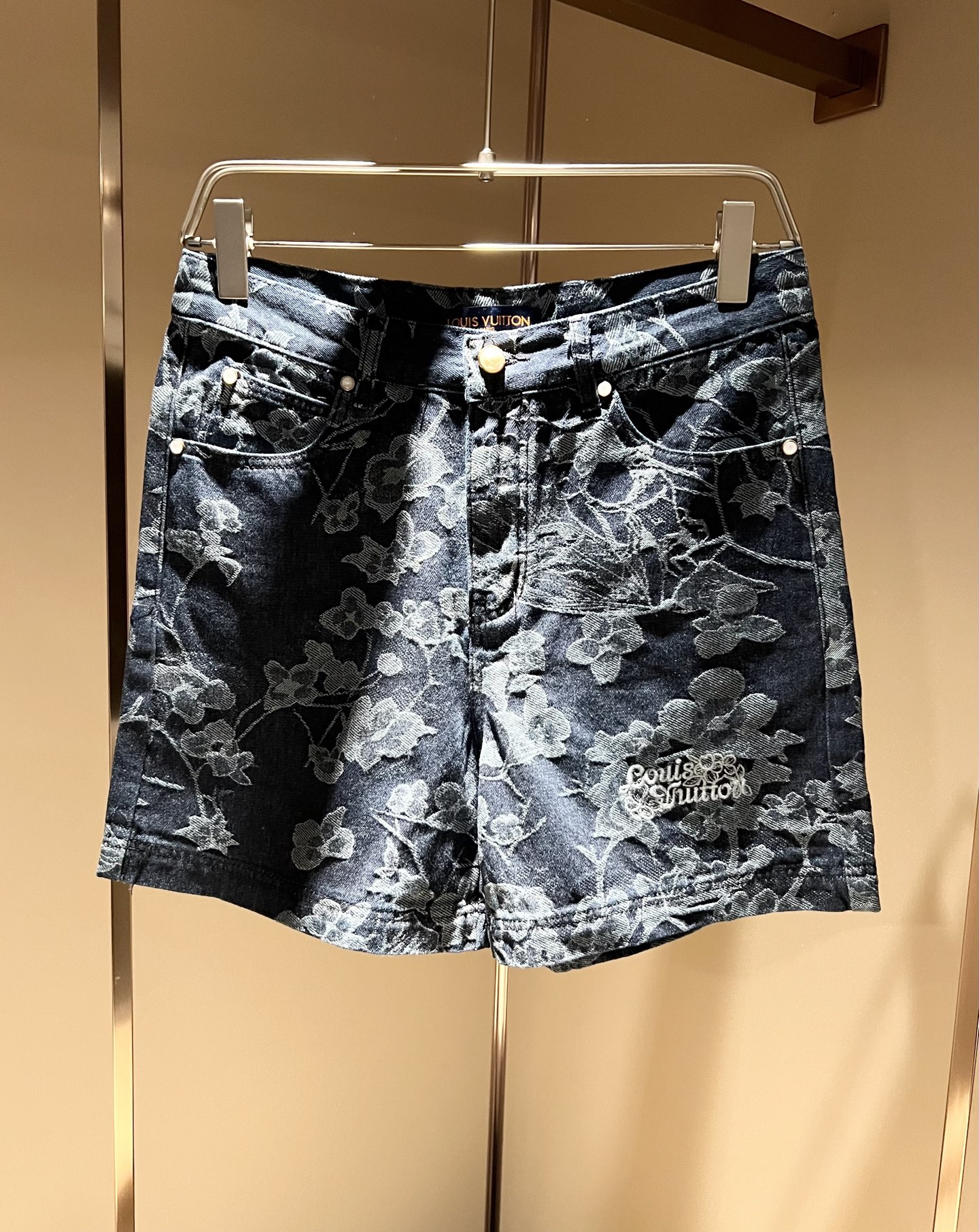 NO:131572,Louis Vuit*on New spring and summer light luxury men and women denim suits, the new high-end of the Louis family, the details and quality are always flawless, heavy industry washing, panoramic logo pattern embroidery design!  Creative designs are emerging one after another. If you don’t buy a few pieces of Louis this fall and winter, you can’t be considered a fashion expert. Denim fabric!  The interpretation of Louis' iconic elements is something that everyone loves. It is super soft and tough, and has excellent breathability. It comes from world-class trade-level OEM channels, with extremely rare quantity and no help in selling out. It is clean and neat. This is the Louis family's unique skill and the latest craftsmanship this quarter. The degree of meticulousness has reached the top, and the loose three-dimensional tailoring design is a unique one. It is a fusion of luxury and fashion!  Size S-XL, louis vuitton,louis vuitton,alexander wang19860909Louis Vuit*on 路易*登 春夏新款轻奢男女同款牛仔套装,路易家族的新高端,细节品质永远的那么完美无瑕,重工洗水,全景logo图案刺绣设计！创意设计层出不穷.今年秋冬季节没有入手几件路易你算不上时尚达人.牛仔面料！诠释路易的标志性元素,实属人见人爱的东西.超级柔软且具有韧性,透气感也是绝佳.来自世界级贸易级别的代工厂渠道,数量极其稀少售完无补.干净俐落.这是路易家族的看家绝活也是本季度的最新工艺.细致化程度已经达到顶端了,宽松立体剪裁的版型设计堪称一绝.属于奢华与时尚的融合！尺码S-XL,,louis vuitton,louis vuitton,alexander wang,Men's clothing