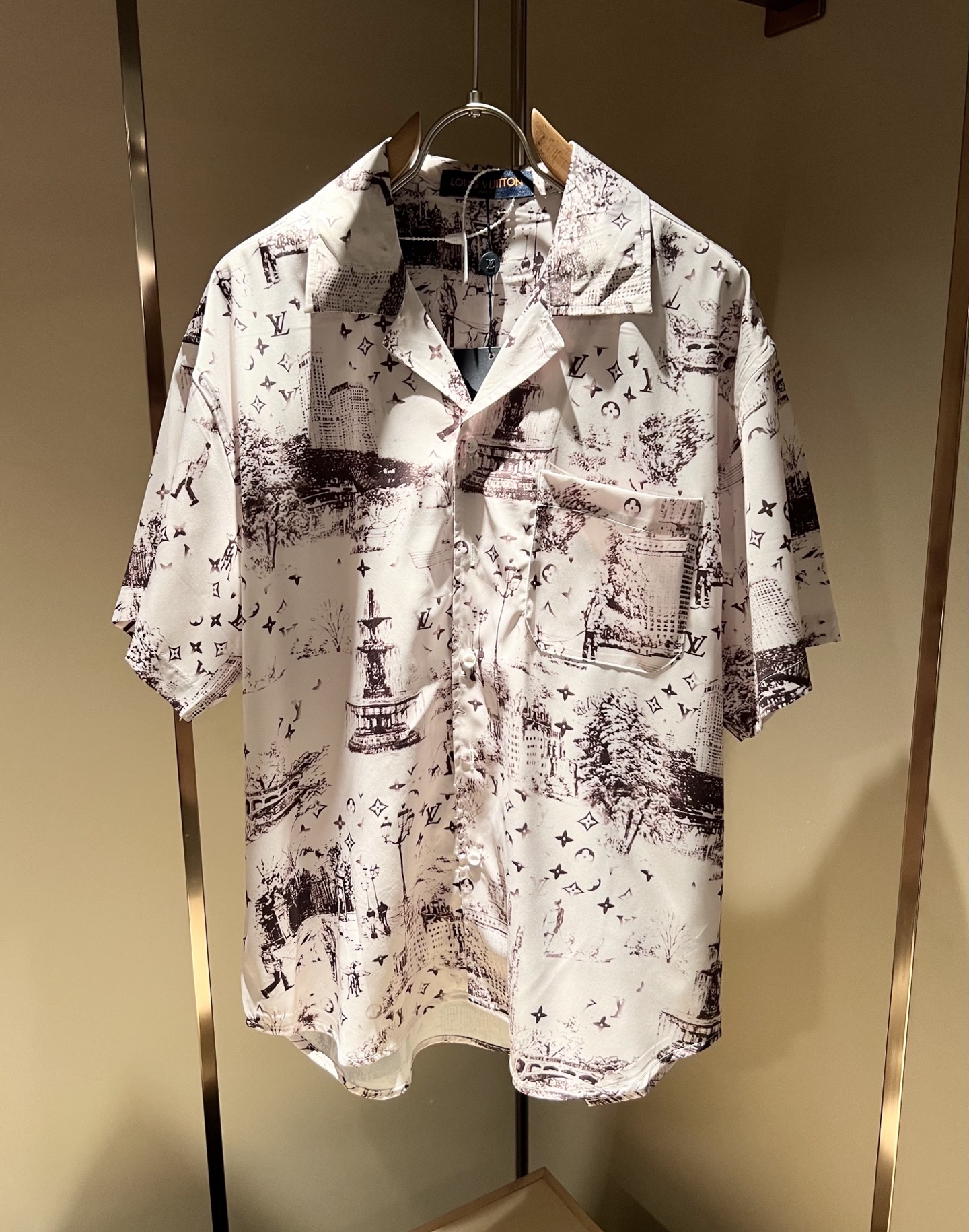 NO:131579,Louis Vuit*on The new Monogram series of Louis Family Spring and Summer!  Light luxury casual suit, same style for men and women!  The new high-end Louis family, the details and quality are always flawless, and creative designs are emerging one after another. If you don’t buy a few pieces of Louis this spring and summer, you are not considered a fashion expert. Monogram logo design for clothes!  The iconic elements of Louis are really something that everyone loves. They are super soft and resilient, from world-class trade-level OEM channels, with extremely rare quantity and no help after selling out. Monogram three-dimensional logo presents an extraordinary texture, clean and neat. This is the Louis family's unique skill and the latest craftsmanship this quarter. The degree of meticulousness has reached the top, and the loose cut style design is unique. It is a fusion of luxury and fashion!  Size S-XL, louis vuitton,louis vuitton,alexander wang19860909Louis Vuit*on 路易家族 春夏新款Monogram系列！轻奢休闲套装,男女同款装饰！路易家族的新高端,细节品质永远的那么完美无瑕,创意设计层出不穷.今年春夏季节没有入手几件路易你算不上时尚达人.衣身Monogram 标识logo图案设计！诠释路易的标志性元素,实属人见人爱的东西.超级柔软且具有韧性,来自世界级贸易级别的代工厂渠道,数量极其稀少售完无补.Monogram立体Logo呈现不一般的质感,干净俐落.这是路易家族的看家绝活也是本季度的最新工艺.细致化程度已经达到顶端了,宽松剪裁的版型设计堪称一绝.属于奢华与时尚的融合！尺码S-XL,,louis vuitton,louis vuitton,alexander wang,Men's clothing