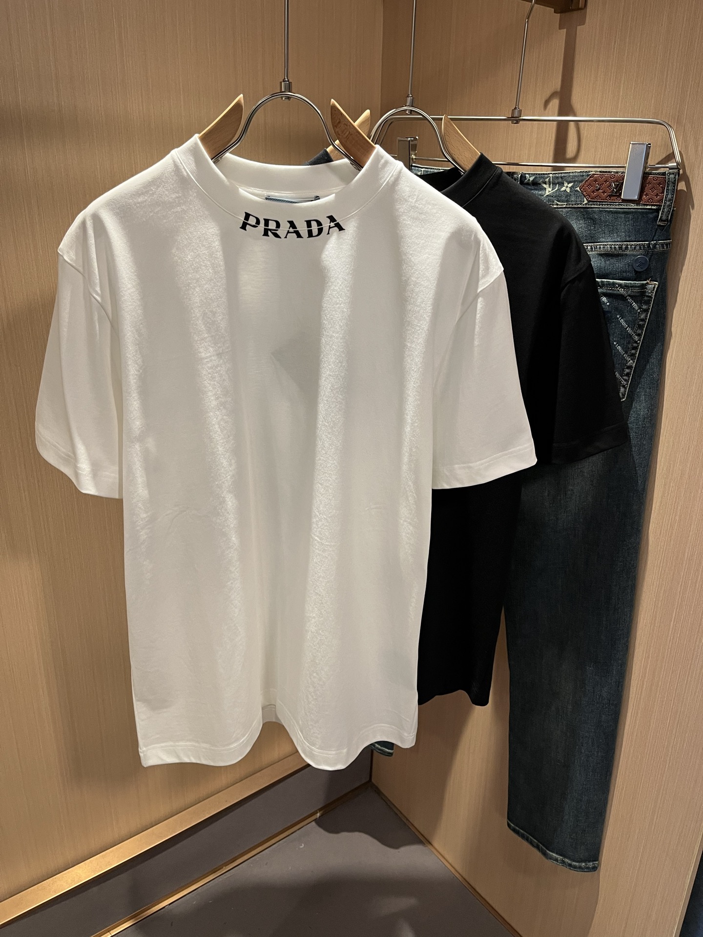 NO:490404,PRAD*A Pu*da spring and summer new short-sleeved T-shirt for men and women, the latest model is exclusively available on the entire network!  !  ~ It is classic and fashionable and versatile, who doesn’t like it? It will show the classic again. It is very pleasing to the eye and comes with a low luxury halo and recognition!  Pr*da's traditional brand concept and modern advanced technology are perfectly combined. Coupled with the extremely modern and simple design, P's exclusive logo pattern offset printing design!  Customized 100% imported pure cotton fabric!  The texture of this model is quite touching, the specifications and grades are known with tentacles. The degree of delicateness and breathability are top-notch!  Size S-2XL, prada, T-shirt,tees, t-shirt,alexander wang19860909PRAD*A普*达春夏新款男女同款短袖T恤,最新款全网独家首上！！~既经典有时尚百搭,谁不爱啊,将经典再次展现,非常的耐看,自带低奢光环与辨识度！Pr*da传统的品牌理念和现代化的先进技术进行了完美结合.加上极其现代摩登风范的简约设计,P家专属logo图案压胶印花设计！定制百分百进口纯棉面料！此款的质感相当感人 触手便知规格档次 细腻程度与透气效果堪称顶级！尺码S-2XL,,prada,T-shirt,tees，t-shirt,alexander wang,Men's clothing