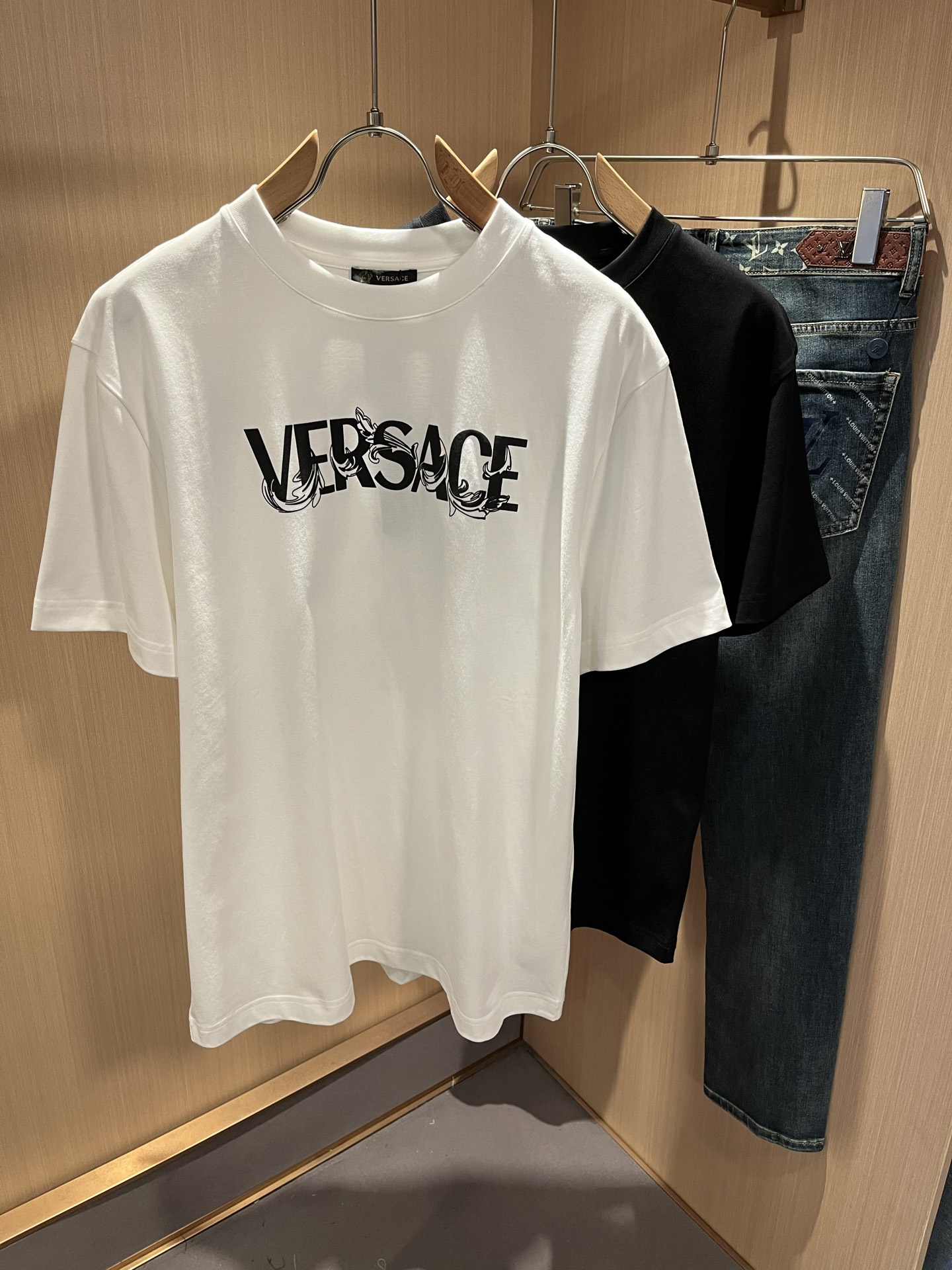 NO:490396,VERS*CE/Fan*zhe Spring and summer new original single short-sleeved T-shirt, VERS*CE/Fan*zhe Trading Company Channel Product Recommended Short-sleeved T-shirt, the letter logo print image decoration on the chest is extremely exquisite to highlight the gradient effect!  The heavy embroidery craftsmanship is made with a strong three-dimensional sense, and only advanced German equipment can produce it, highlighting the invincible visual luxury, with a very high craftsmanship level and a very important craftsmanship!  Customer-supplied imported pure cotton fabrics, excellent skin-friendly, extremely perfect details, impeccable, excellent upper body effect, very eye-catching, unquestionable return rate, excellent items for improving vision in the wardrobe, which are very handsome whether they are worn inside or alone. Size S-2XL, versace, T-shirt,tees, t-shirt,alexander wang19860909VERS*CE/范*哲 春夏新品原单短袖T恤,VERS*CE/范*哲 贸易公司渠道 产品 值的推荐短袖T恤 ,胸前字母logo印花图像装饰极为精致凸显渐变效果！重磅刺绣工艺打造,立体感极强,唯有德国先进设备方能制作,凸显了视觉无敌的震撼奢华,工艺水准极高,非常重工匠心！客供进口纯棉面料,亲肤性绝佳,细节极致完美,无可挑剔,上身效果非常出色,非常招眼吸睛,回头率毋庸置疑,衣橱里改良视觉的绝佳单品,无论内搭还是单穿都爆帅十足.尺码S-2XL,,versace,T-shirt,tees，t-shirt,alexander wang,Men's clothing