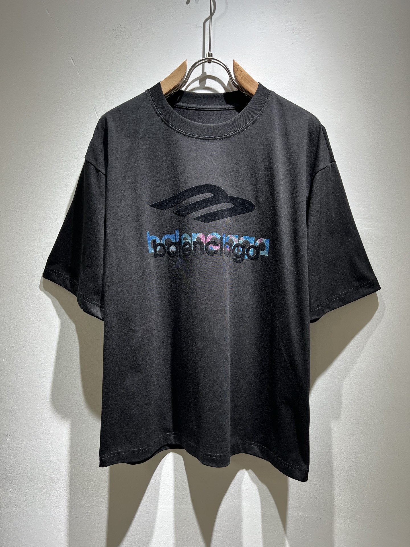 NO:134270,BALENCI*GA Paris* Home 2025 Spring and Summer New Men and Women's Same Short-Sleeve T-shirt!  Fashionable casual short-sleeved T-shirt with catwalk pattern prints!  Design logo velvet design!  The most designed and selected customer-supplied 260g pure cotton fabric, which feels soft and skin-friendly, is comfortable and breathable, and you can’t picky about the real thing!  Loose, small, shoulder-dead round neck cut, genderless couple mixed styles, opening up a new fashion charm!  Differentiate the market version of the high-end custom series!  Size M-4XL, balenciaga, T-shirt,tees, t-shirt,alexander wang19860909BALENCI*GA巴黎*家 2025春夏新款男女同款短袖T恤！走秀图案印花时尚休闲短袖T恤衫！设计logo压绒设计！极具设计精选客供260g纯棉面料,手感柔软亲肤,着身舒适透气性都无法挑剔,实物绝对会让你爱不释手！宽松小落肩的圆领版型裁剪,无性别主义的情侣混穿款式,打开全新的时装新韵味！区别市场版本高定系列！尺码M-4XL,,balenciaga,T-shirt,tees，t-shirt,alexander wang,Men's clothing