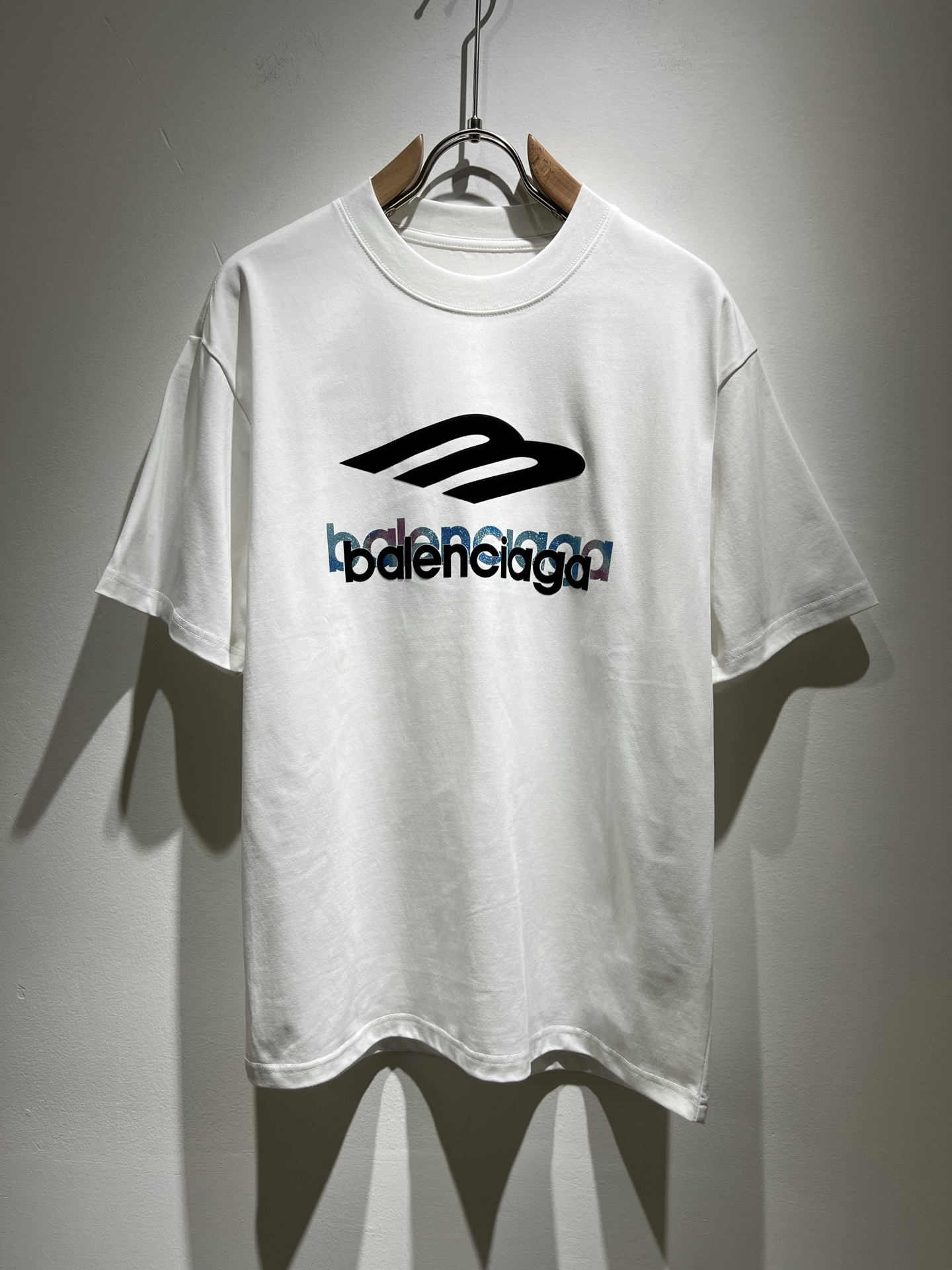 NO:134273,BALENCI*GA Paris* Home 2025 Spring and Summer New Men and Women's Same Short-Sleeve T-shirt!  Fashionable casual short-sleeved T-shirt with catwalk pattern prints!  Design logo velvet design!  The most designed and selected customer-supplied 260g pure cotton fabric, which feels soft and skin-friendly, is comfortable and breathable, and you can’t picky about the real thing!  Loose, small, shoulder-dead round neck cut, genderless couple mixed styles, opening up a new fashion charm!  Differentiate the market version of the high-end custom series!  Size M-4XL, balenciaga, T-shirt,tees, t-shirt,alexander wang19860909BALENCI*GA巴黎*家 2025春夏新款男女同款短袖T恤！走秀图案印花时尚休闲短袖T恤衫！设计logo压绒设计！极具设计精选客供260g纯棉面料,手感柔软亲肤,着身舒适透气性都无法挑剔,实物绝对会让你爱不释手！宽松小落肩的圆领版型裁剪,无性别主义的情侣混穿款式,打开全新的时装新韵味！区别市场版本高定系列！尺码M-4XL,,balenciaga,T-shirt,tees，t-shirt,alexander wang,Men's clothing