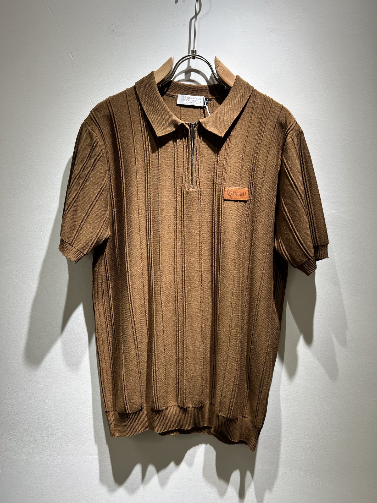 NO:134264,BC-Brunello Cucineli 2025 spring and summer new men's short-sleeved knitted Polo shirt, a fashionable and versatile item that many celebrities love to wear!  The LOGO leather on the chest is super beautiful. Friends who like classic and simple must not miss this one!  The calm and atmospheric brand style has always been favored by the upper class! It is also the best choice for fashionable items!  The upper body is so handsome, highly recommended!  !  !  In addition to its brand added value, the biggest attraction of this short sleeve is that this short sleeve has a high cost-effectiveness in terms of color and material!  Customized original exclusive knitted material design!  Environmentally friendly washing, customized fabrics, pre-shrinkage treatment to ensure a crisp style. The combed cotton fabric feels super soft and smooth and sweat-absorbing!  The wash water does not deform, the feel is comfortable and smooth, the upper body is soft and comfortable, the classic fashionable lapel design is simple and not complicated, and it is very pleasing to the eye!  Code number M-4XL, brunello cucinelli, T-shirt, alexander wang19860909BC-Brunello Cucineli 2025春夏新款男士短袖针织Polo衫,众多明星都爱穿的时尚百搭单品！胸前LOGO皮革超级好看,喜欢经典简约的朋友,一定不能错过了这款！沉稳大气的品牌风格一直以来备受上层人士的青睐!也是时尚单品的不二之选！ 上身帅到爆了,强烈推荐！！！这件短袖最大的吸引力除了他本身的品牌附加值,更加肯定的是这款短袖无论在颜色搭配还是材质上都有很高的性价比！ 定制原版专属针织材质设计！环保水洗,定制面料,预缩处理,确保版型的挺括,精梳棉面料手感超柔顺滑又吸汗！洗水不变形,手感舒适顺滑,上身柔和舒适,经典的时尚翻领设计,精简不繁,很是耐看！码数M-4XL,,brunello cucinelli,T-shirt,alexander wang,Men's clothing