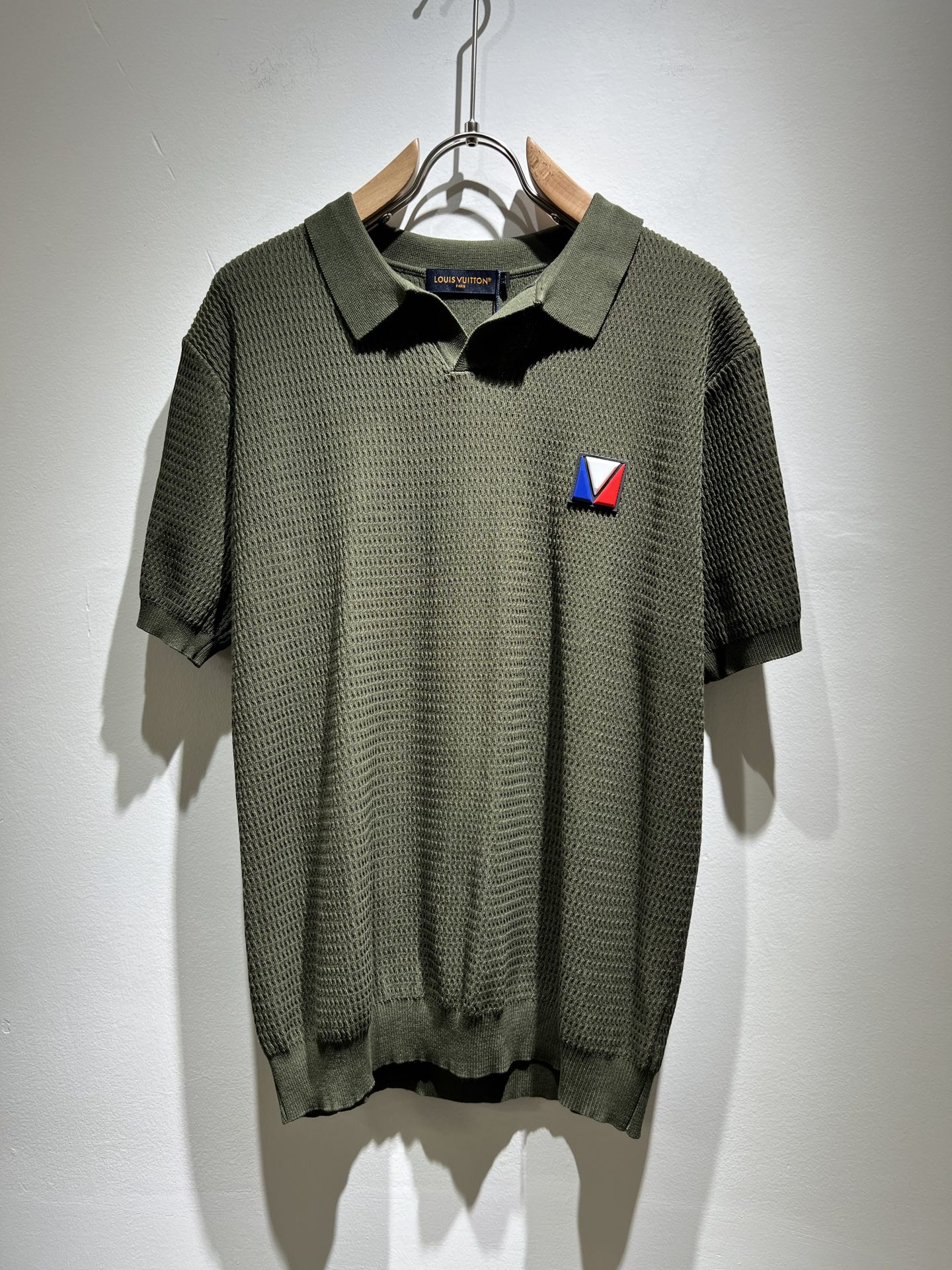 NO:134285,Louis Vuit*on Spring and Summer 2025 Louis Family Light Luxury Lapel Knit Short Sleeve!  The new high-end Louis family has always been so flawless in detail, and creative designs are endless. Letter logo leather pattern design!  It is something that everyone loves. It is made of top-quality ice silk blend, super soft and tough, and has excellent breathability. It comes from world-class trade-level OEM channels, with extremely rare quantity and no help after selling out. The three-dimensional logo presents an extraordinary texture, clean and neat. This is the special skill of the Louis family and the latest craftsmanship this quarter. The degree of meticulousness has reached the top, and the slim three-dimensional tailoring design is a unique combination of luxury and fashion!  Size M-4XL, louis vuitton,louis vuitton,t-shirt,alexander wang19860909Louis Vuit*on 2025春夏路易家族轻奢翻领针织短袖！路易家族的新高端,细节品质永远的那么完美无瑕,创意设计层出不穷.字母logo皮革图案设计！实属人见人爱的东西.顶级冰丝混纺打造,超级柔软且具有韧性,透气感也是绝佳.来自世界级贸易级别的代工厂渠道,数量极其稀少售完无补.立体Logo呈现不一般的质感,干净俐落.这是路易家族的看家绝活也是本季度的最新工艺.细致化程度已经达到顶端了,修身立体剪裁的版型设计堪称一绝.属于奢华与时尚的融合！尺码M-4XL,,louis vuitton,louis vuitton,T-shirt,alexander wang,Men's clothing