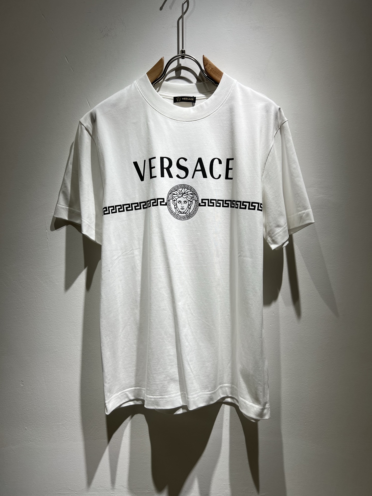 NO:136083,VERS*CE/Fan*zhe 2025 spring and summer new original single short-sleeved T-shirt, VERS*CE/Fan*zhe Trading Company Channel Product Recommended Short-sleeved T-shirt, the letter logo print image decoration on the chest is extremely exquisite to highlight the gradient effect!  The heavy embroidery craftsmanship is made with a strong three-dimensional sense, and only advanced German equipment can produce it, highlighting the invincible visual luxury, with a very high craftsmanship level and a very important craftsmanship!  Customer-supplied imported pure cotton fabrics, excellent skin-friendly, extremely perfect details, impeccable, excellent upper body effect, very eye-catching, unquestionable return rate, excellent items for improving vision in the wardrobe, which are very handsome whether they are worn inside or alone. Size S-2XL, versace, T-shirt,tees, t-shirt,alexander wang19860909VERS*CE/范*哲 2025春夏新品原单短袖T恤,VERS*CE/范*哲 贸易公司渠道 产品 值的推荐短袖T恤 ,胸前字母logo印花图像装饰极为精致凸显渐变效果！重磅刺绣工艺打造,立体感极强,唯有德国先进设备方能制作,凸显了视觉无敌的震撼奢华,工艺水准极高,非常重工匠心！客供进口纯棉面料,亲肤性绝佳,细节极致完美,无可挑剔,上身效果非常出色,非常招眼吸睛,回头率毋庸置疑,衣橱里改良视觉的绝佳单品,无论内搭还是单穿都爆帅十足.尺码S-2XL,,versace,T-shirt,tees，t-shirt,alexander wang,Men's clothing