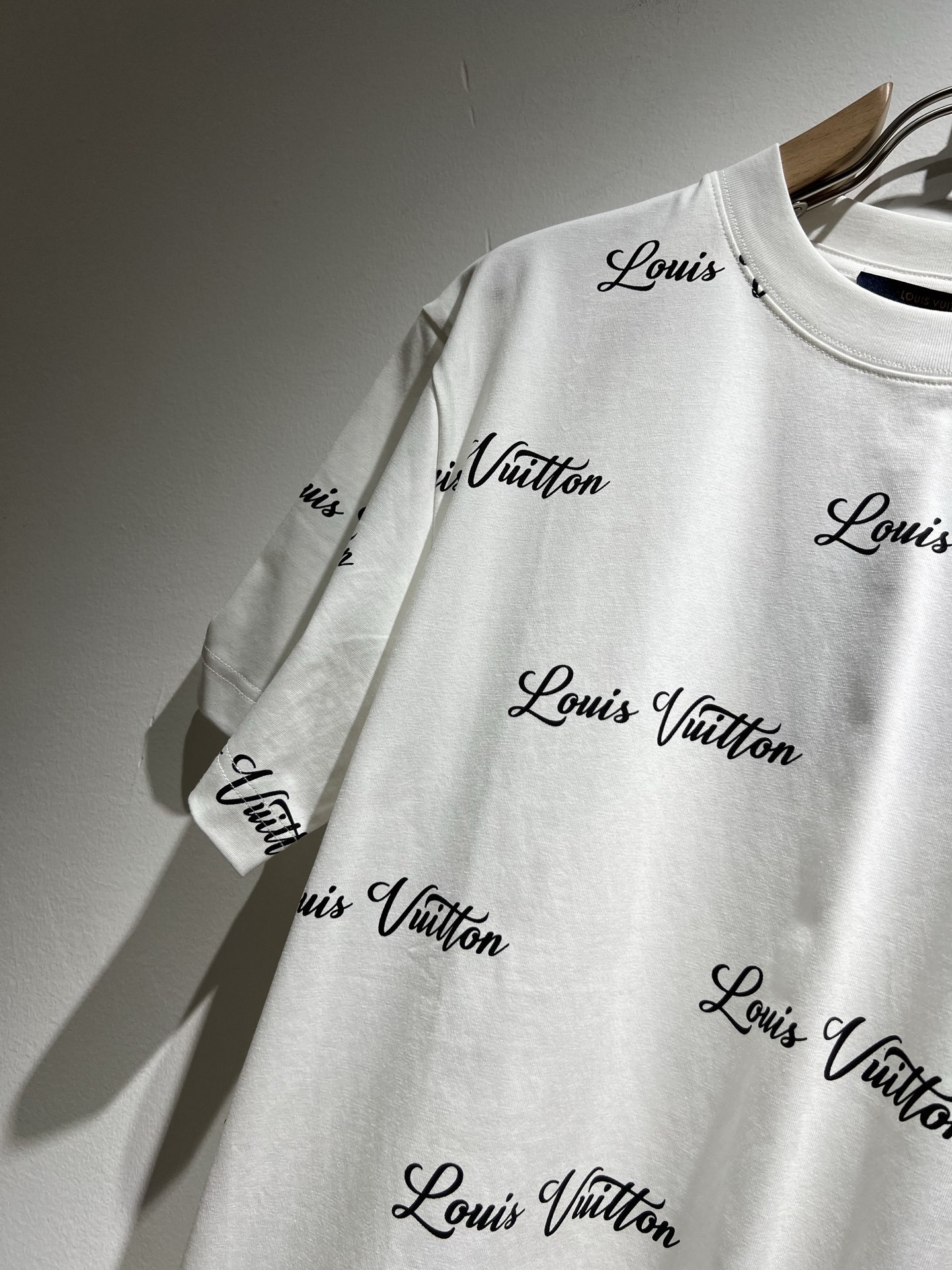 Louis Vuit*on 2025春夏路易家族轻奢Monogram印花工艺短袖T恤,男女同款👫背后反
