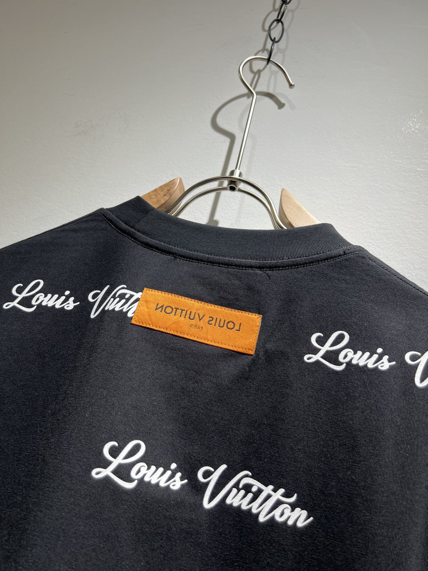 Louis Vuit*on 2025春夏路易家族轻奢Monogram印花工艺短袖T恤,男女同款👫背后反