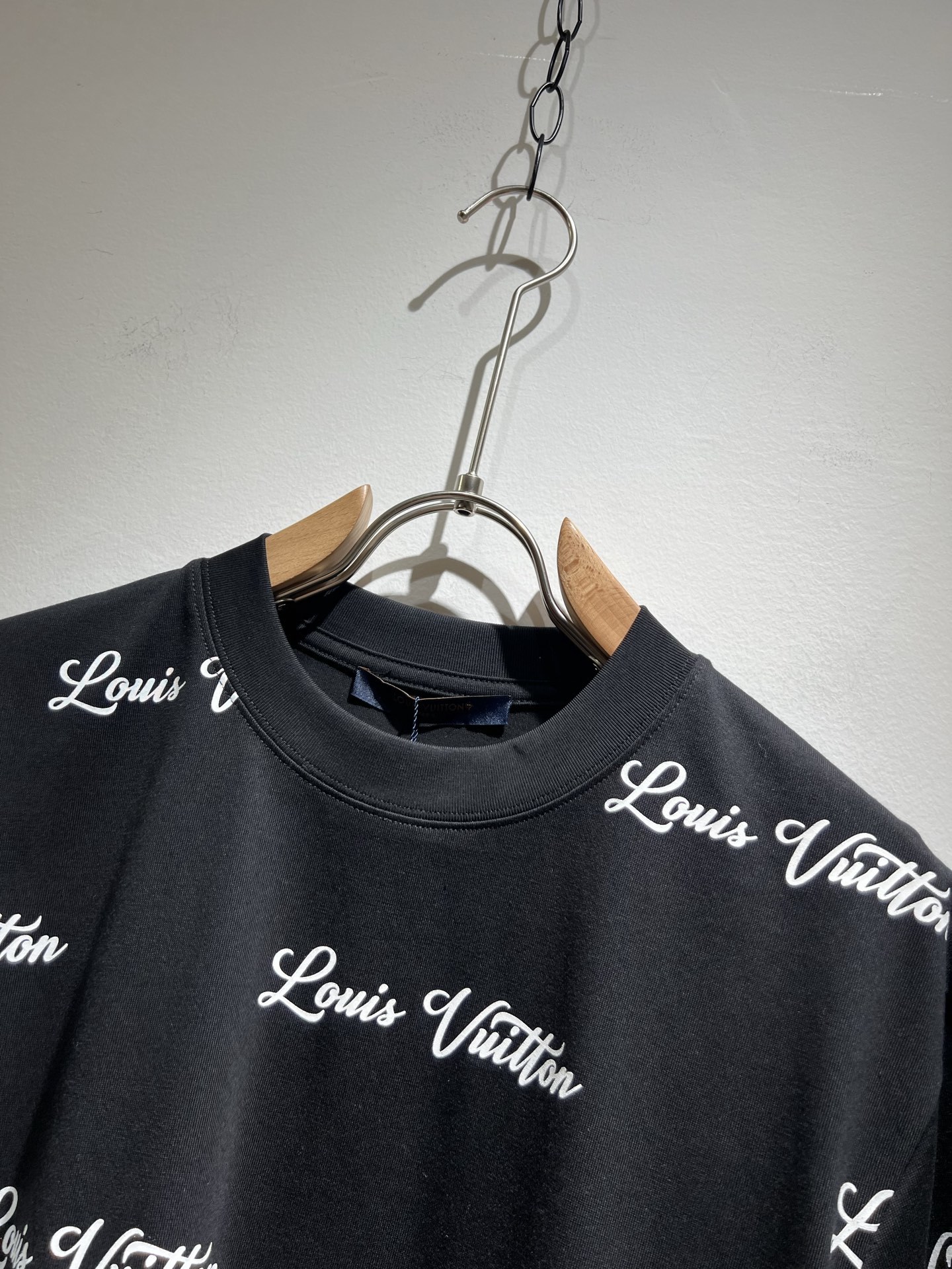 Louis Vuit*on 2025春夏路易家族轻奢Monogram印花工艺短袖T恤,男女同款👫背后反