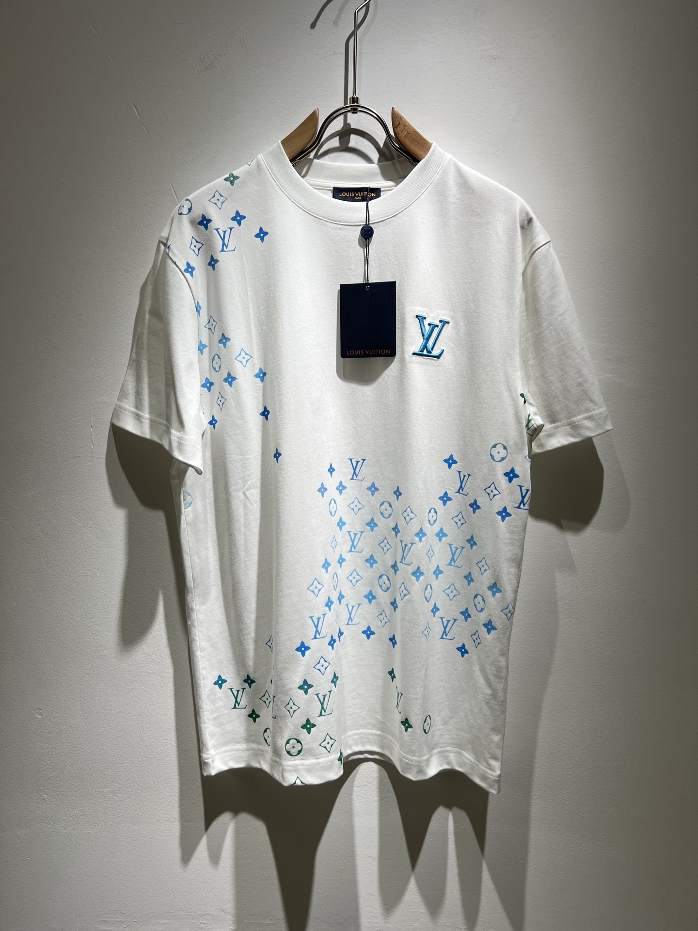 Louis Vuit*on 2025春夏路易家族轻奢Monogram印花工艺短袖T恤,男女同款👫背后反