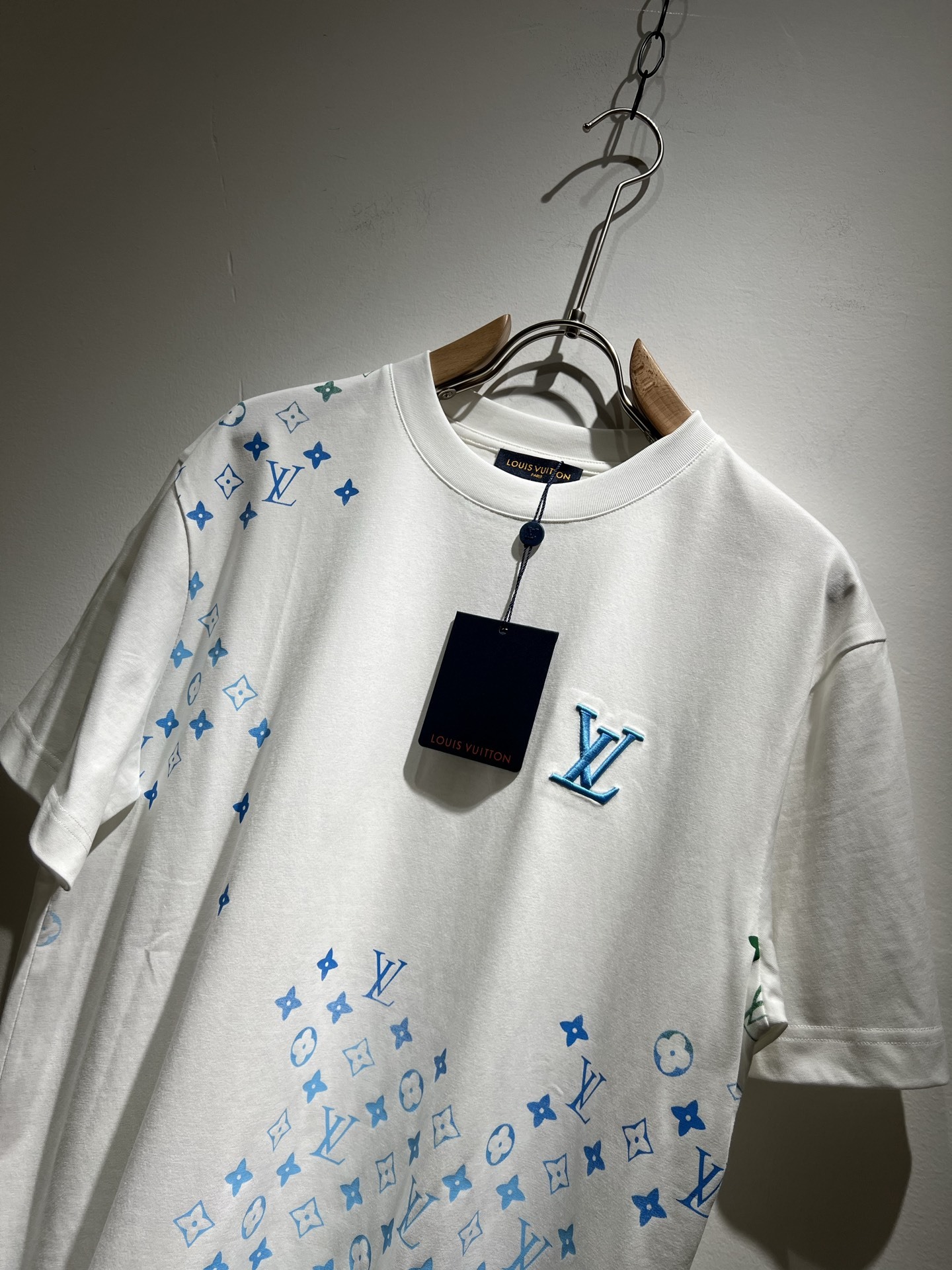 Louis Vuit*on 2025春夏路易家族轻奢Monogram印花工艺短袖T恤,男女同款👫背后反