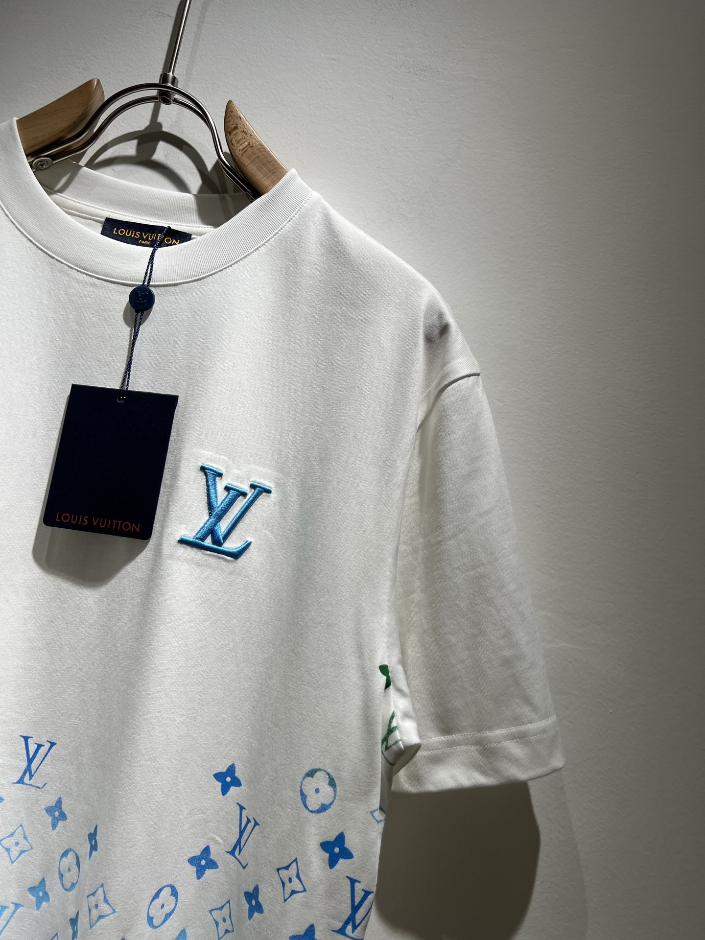 Louis Vuit*on 2025春夏路易家族轻奢Monogram印花工艺短袖T恤,男女同款👫背后反