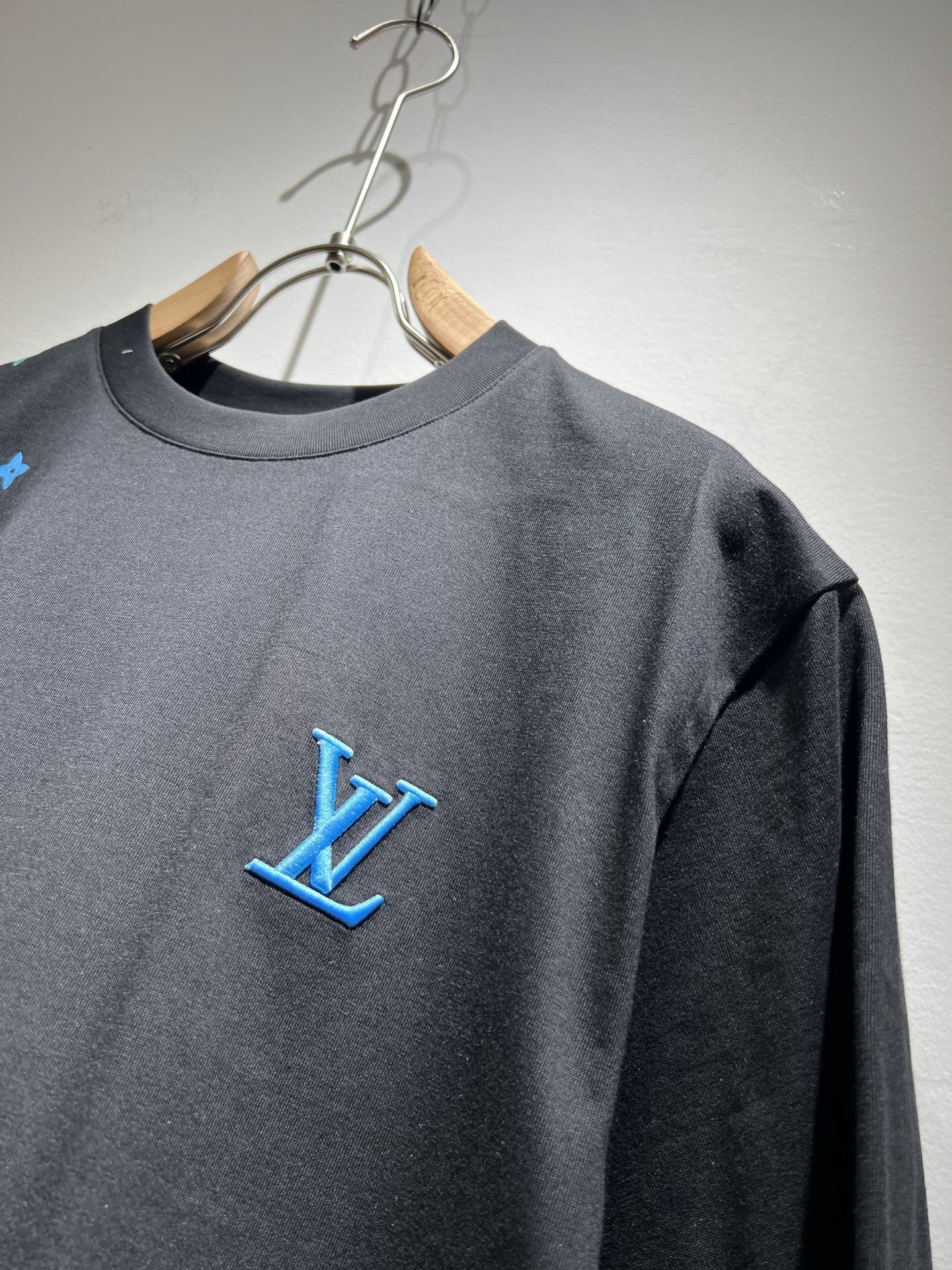 Louis Vuit*on 2025春夏路易家族轻奢Monogram印花工艺短袖T恤,男女同款👫背后反