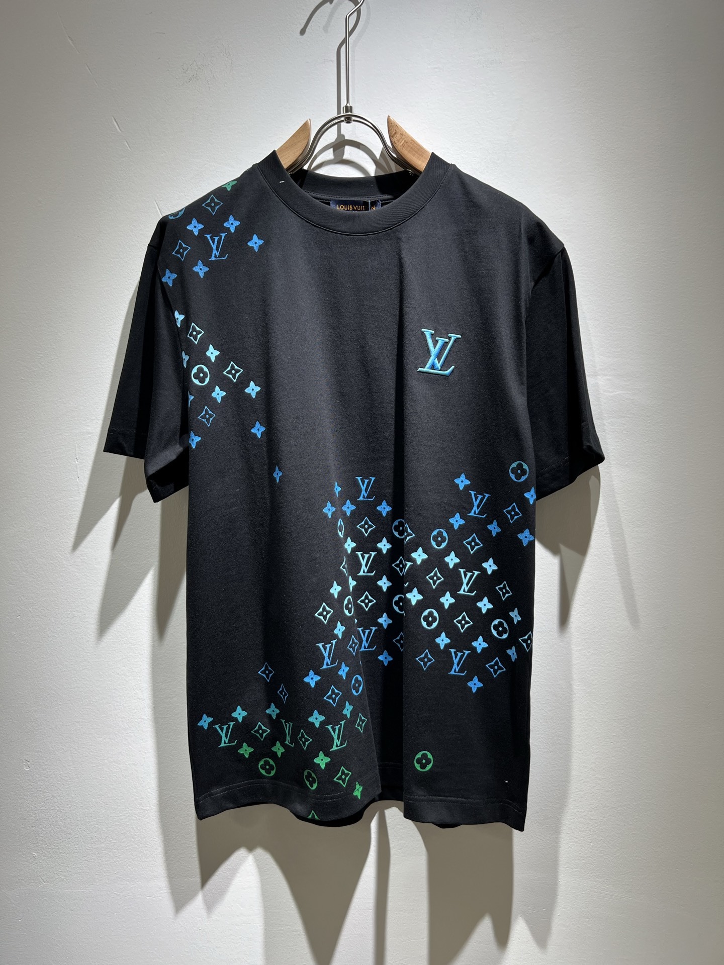 Louis Vuit*on 2025春夏路易家族轻奢Monogram印花工艺短袖T恤,男女同款👫背后反