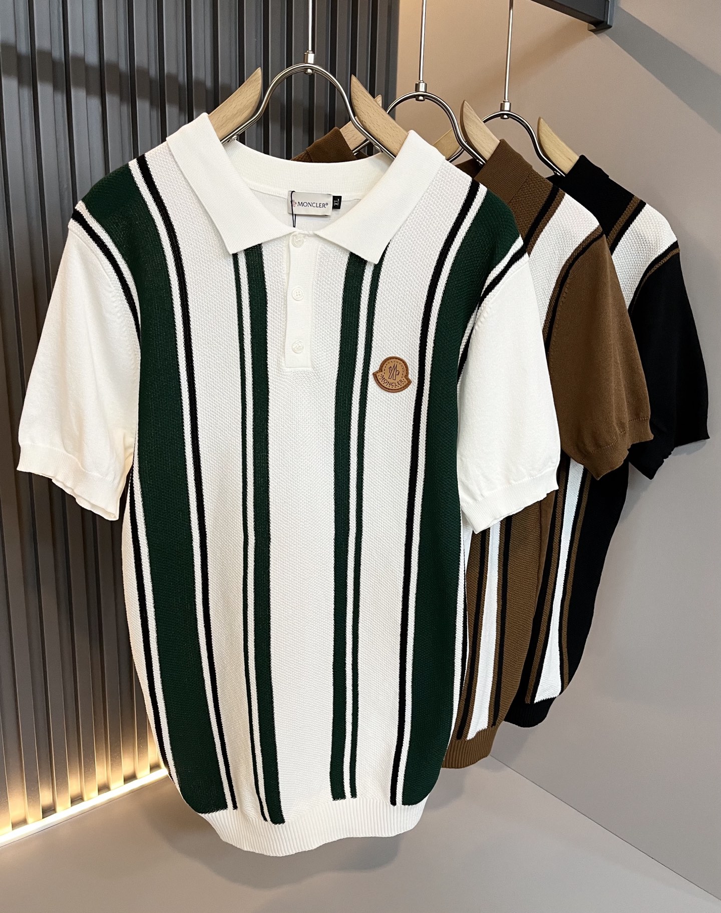 NO:134249,Moncler Mengjia's latest trade order knitted short-sleeved T-shirt in spring and summer 2025, full quality!  !  Internet celebrity style!  The craftsmanship adopts a chest badge design!  The upper body is comfortable and breathable, not stiff, and the overall body has a rich three-dimensional feeling, quality export orders, and chest logo pattern badge design!  Customized knitted fabric tailoring meets the simple needs of commuters for dressing. The upper body works well, looks slim and is not picky about the figure. The fabric workmanship is impeccable. Only good craftsmanship can make you look good and tasteful. It is a must-have item for everyone!  Size M-4XL, christian louboutin, T-shirt,tees, t-shirt,alexander wang19860909Moncler蒙家 2025春夏最新的贸易订单针织短袖T恤,全品相！！网红款！工艺采用胸前徽章设计！上身舒适透气,不僵硬,整体有着丰富的立体感,品质出口订单,胸前logo图案徽章设计！定制针织面料剪裁,满足通勤人们对于着装的简约需求,上身效果很好,显瘦,不挑剔身材.面料做工....无可挑剔,好工艺好面料才能穿出好品味一款,人手必备单品！尺码M-4XL,,christian louboutin,T-shirt,tees，t-shirt,alexander wang,Men's clothing