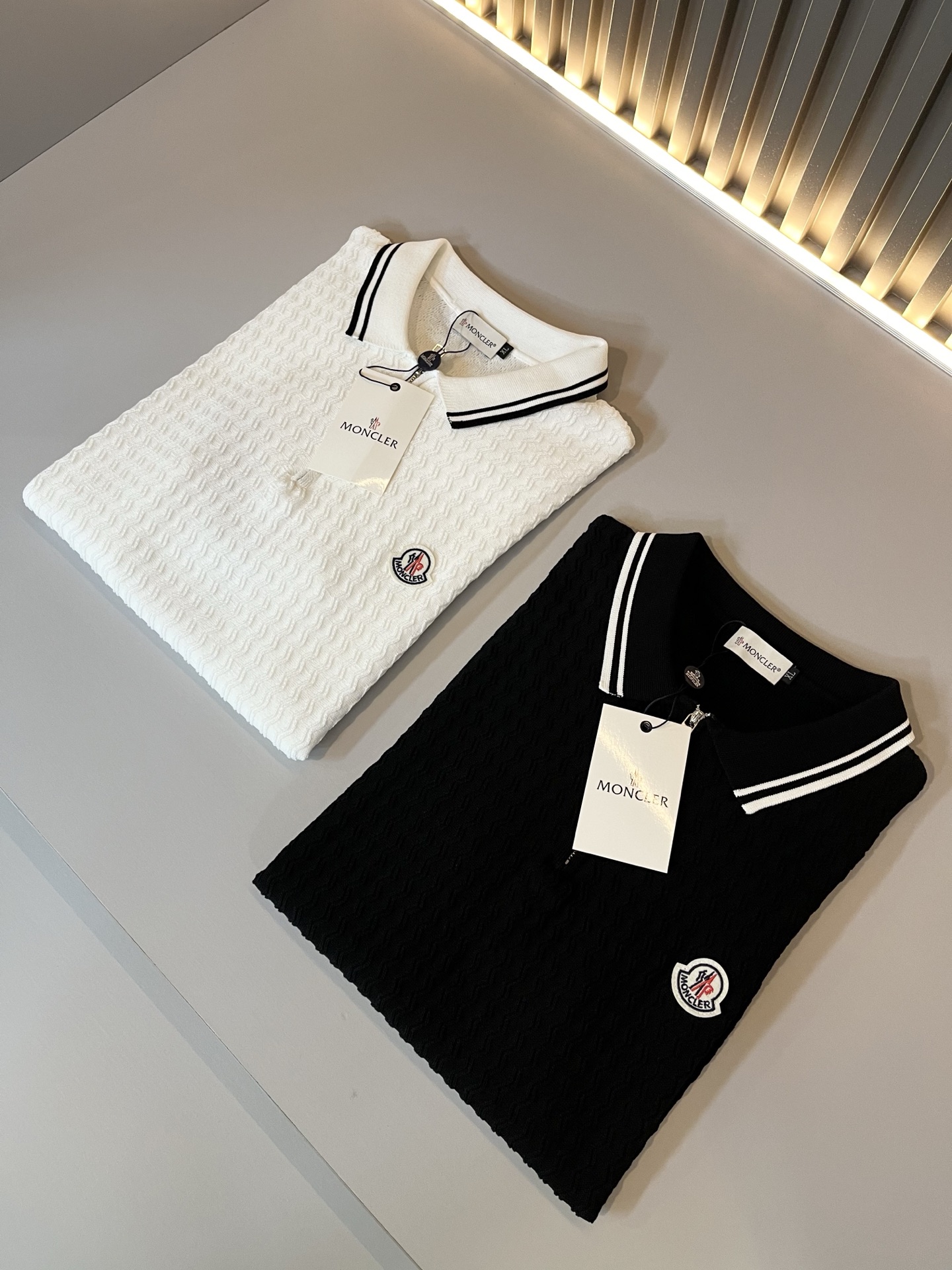 NO:134243,Moncler Mengjia's latest trade order knitted short-sleeved T-shirt in spring and summer 2025, full quality!  !  Internet celebrity style!  The craftsmanship adopts a chest badge design!  The upper body is comfortable and breathable, not stiff, and the overall body has a rich three-dimensional feeling, quality export orders, and chest logo pattern badge design!  Customized knitted fabric tailoring meets the simple needs of commuters for dressing. The upper body works well, looks slim and is not picky about the figure. The fabric workmanship is impeccable. Only good craftsmanship can make you look good and tasteful. It is a must-have item for everyone!  Size M-4XL, christian louboutin, T-shirt,tees, t-shirt,alexander wang19860909Moncler蒙家 2025春夏最新的贸易订单针织短袖T恤,全品相！！网红款！工艺采用胸前徽章设计！上身舒适透气,不僵硬,整体有着丰富的立体感,品质出口订单,胸前logo图案徽章设计！定制针织面料剪裁,满足通勤人们对于着装的简约需求,上身效果很好,显瘦,不挑剔身材.面料做工....无可挑剔,好工艺好面料才能穿出好品味一款,人手必备单品！尺码M-4XL,,christian louboutin,T-shirt,tees，t-shirt,alexander wang,Men's clothing