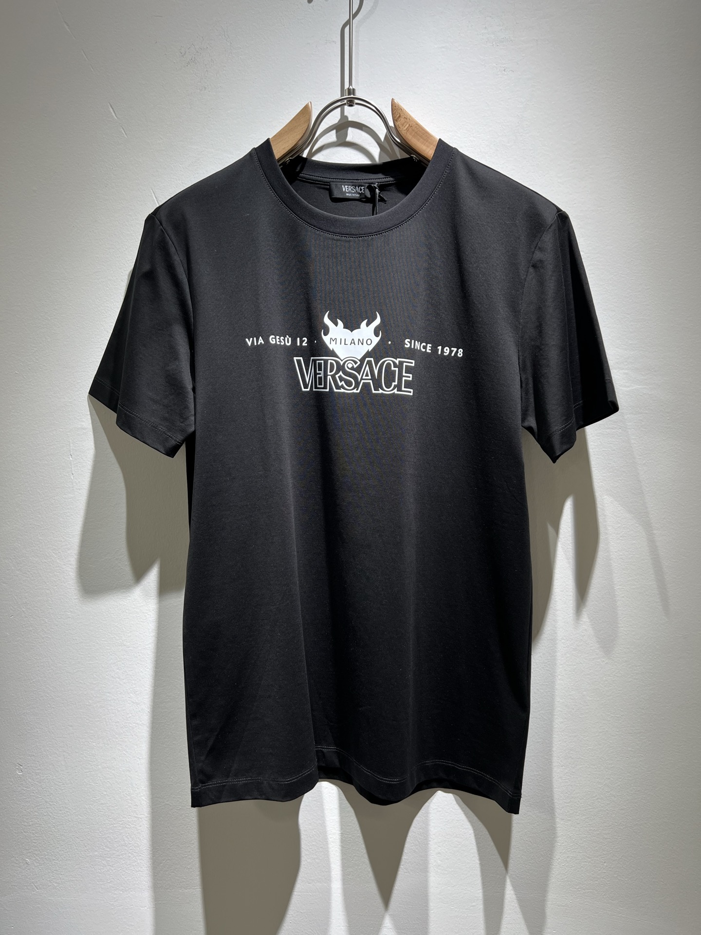 NO:134287,Versa*e Fan*zhe's new spring and summer 2025 men and women's short-sleeved T-shirt for couples, trendy light luxury new products are available, original single replica product, high-end quality, the highest version of the market, Milan fashion designer model, sneak peek, exclusive on-site sale; original exclusive cotton fabric is available for customers!  Customized Medusa logo print design, the upper body effect is excellent, and the comfortable and close body shows the temperament!  S-3XL, versace, T-shirt,tees, t-shirt,alexander wang19860909Versa*e 范*哲2025春夏新款男女同款情侣短袖T恤,潮流轻奢新品登场 原单复刻产物 高端品质 市场最高版本 米兰时装设计师款 先睹为快,独家现货发售；客供原版专属纯棉面料！定制美杜莎logo印花图案设计,上身效果超赞,舒适贴身彰显气质！码数S-3XL,,versace,T-shirt,tees，t-shirt,alexander wang,Men's clothing